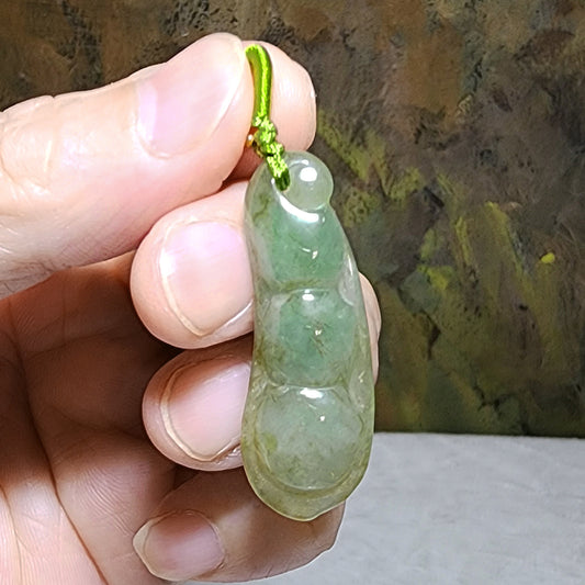 Type A Jadeite light green Pea Fu Lu Shao Jade pendant (with certificate) [Natural Crystal] 翡翠浅绿四季豆福禄寿吊坠(带证书)