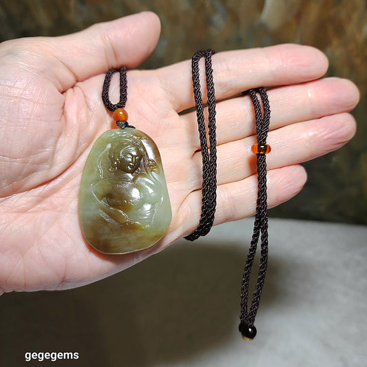 Premium Nephrite caramel brown light green "Getting One's Savior" pendant (with certificate) [Natural Crystal] 和田玉且末糖青白遇贵人吊坠(带证书)