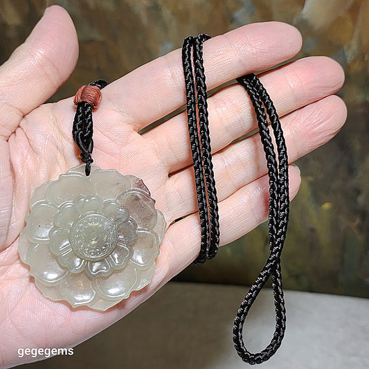 Nephrite light green smoky lavender Flower pendant (with certificate) 和田玉淡青烟紫花开富貴吊坠(带证书)