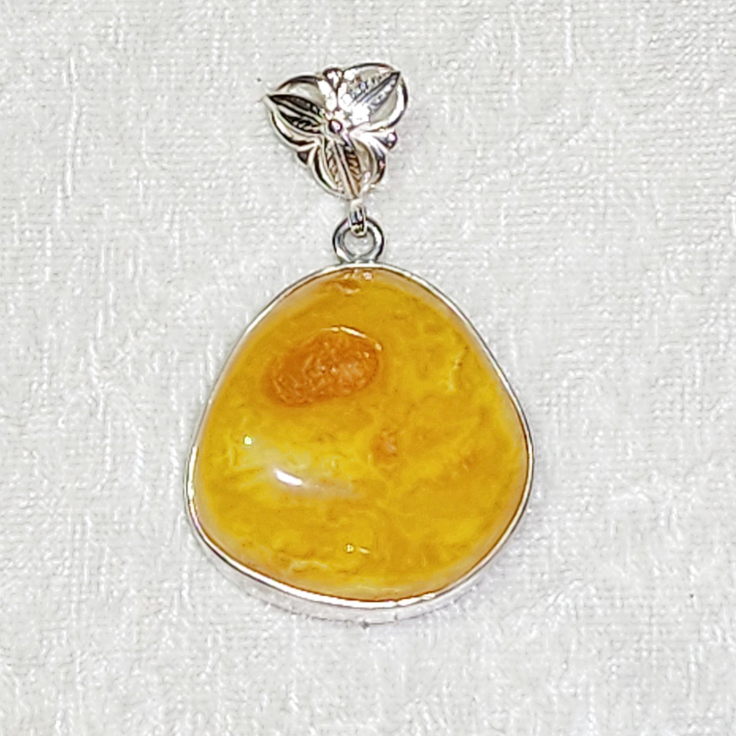 13.48 grams Premium natural Butterscotch Amber pendant set with 925 silver [Natural Crystal] 精品天然蜜腊925银吊坠