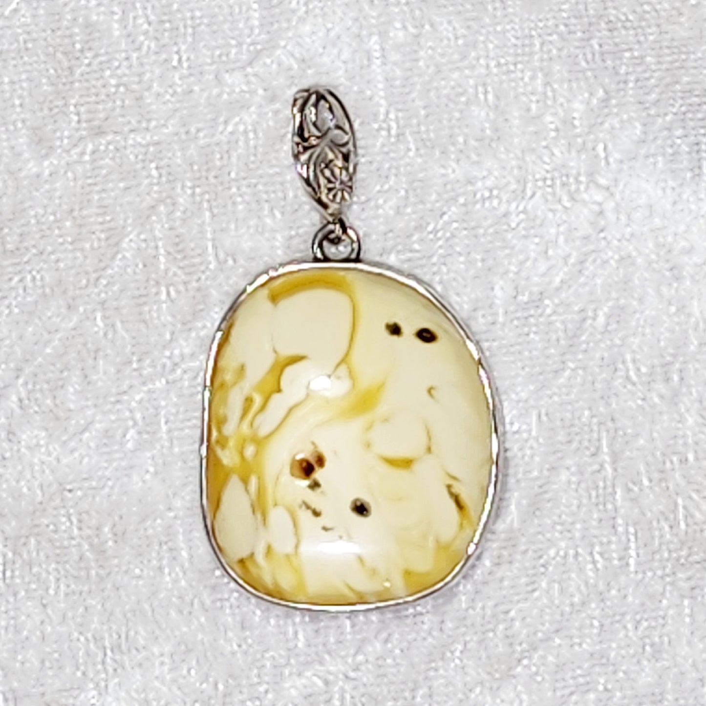 Gegegems Collection Butterscotch Amber whitish yellowish pendant set with 925 Silver [Natural Crystal]  精品蜜蜡白花蜡虫洞925银吊坠