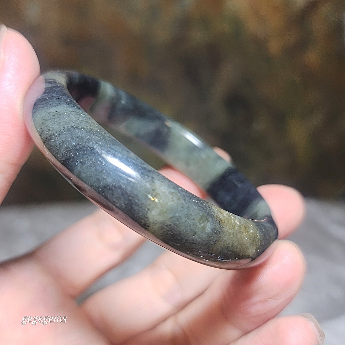 56.2mm Nephrite greenish Qinghua bangle (with certificate) [Natural Crystal] 56.2毫米和田玉绿底青花手镯(带证书)