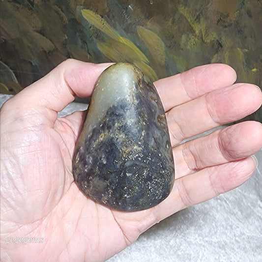 Gegegems Collection premium 164.6 grams raw Hetian Nephrite Qinghua (black & white) handheld original jade skin and pores (with certificate) 精品和田籽玉青花(黑白)原石褐黃原皮毛孔(帶证书)