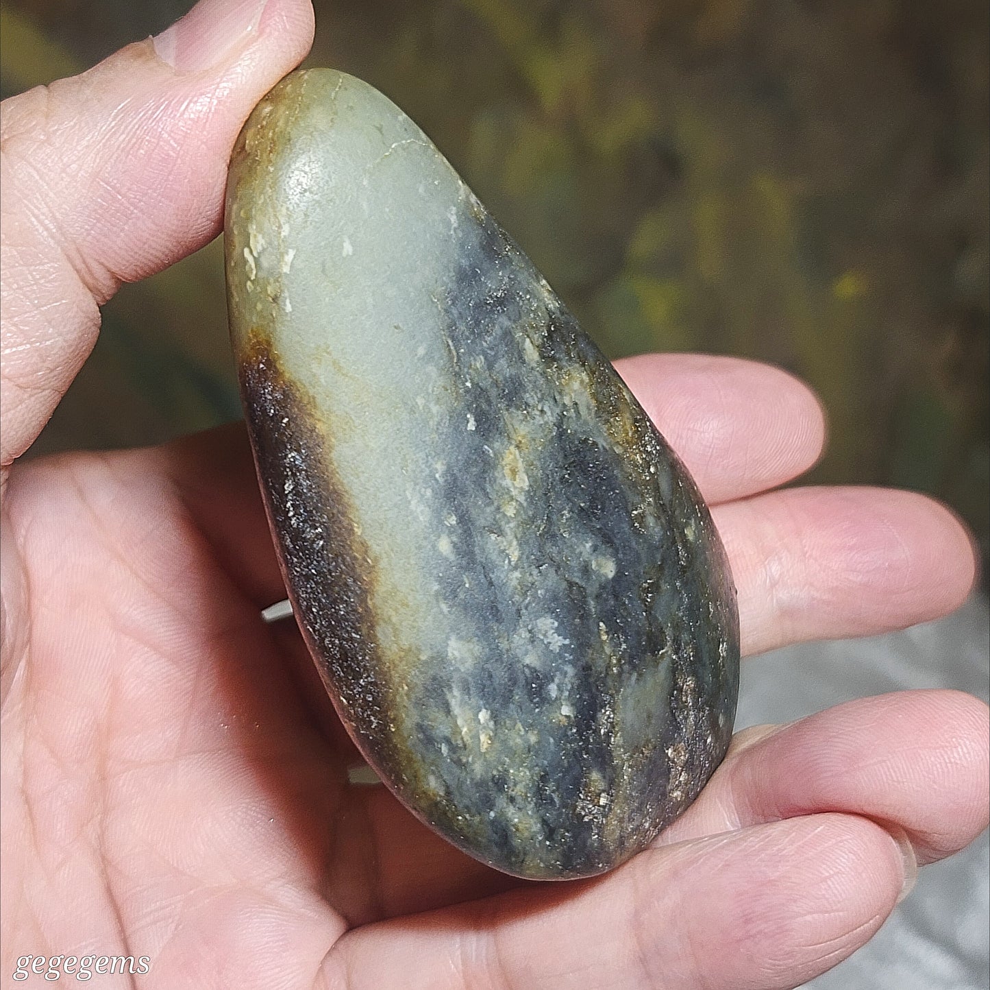 Gegegems Collection premium 164.6 grams raw Hetian Nephrite Qinghua (black & white) handheld original jade skin and pores (with certificate) 精品和田籽玉青花(黑白)原石褐黃原皮毛孔(帶证书)