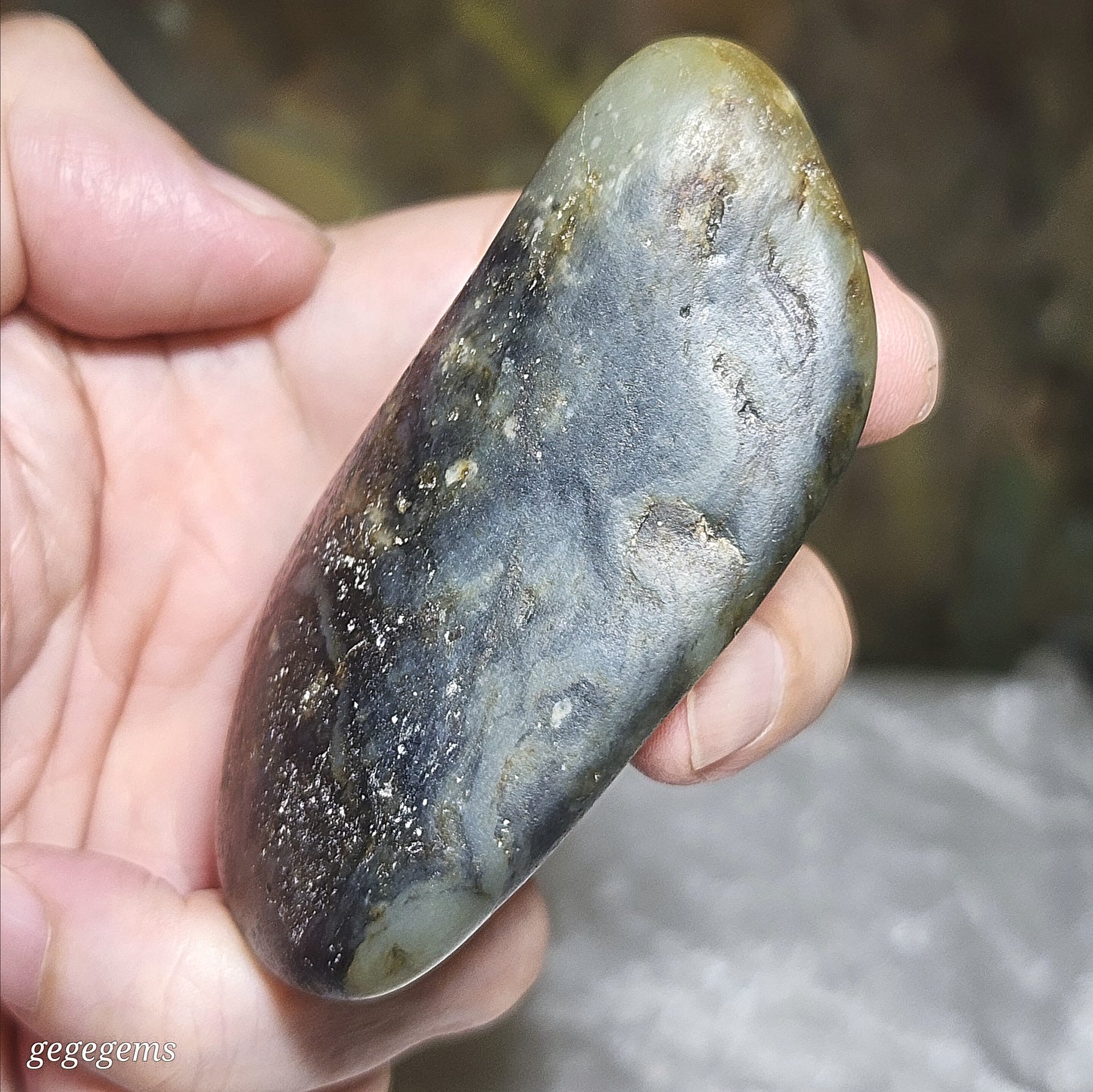 Gegegems Collection premium 164.6 grams raw Hetian Nephrite Qinghua (black & white) handheld original jade skin and pores (with certificate) 精品和田籽玉青花(黑白)原石褐黃原皮毛孔(帶证书)
