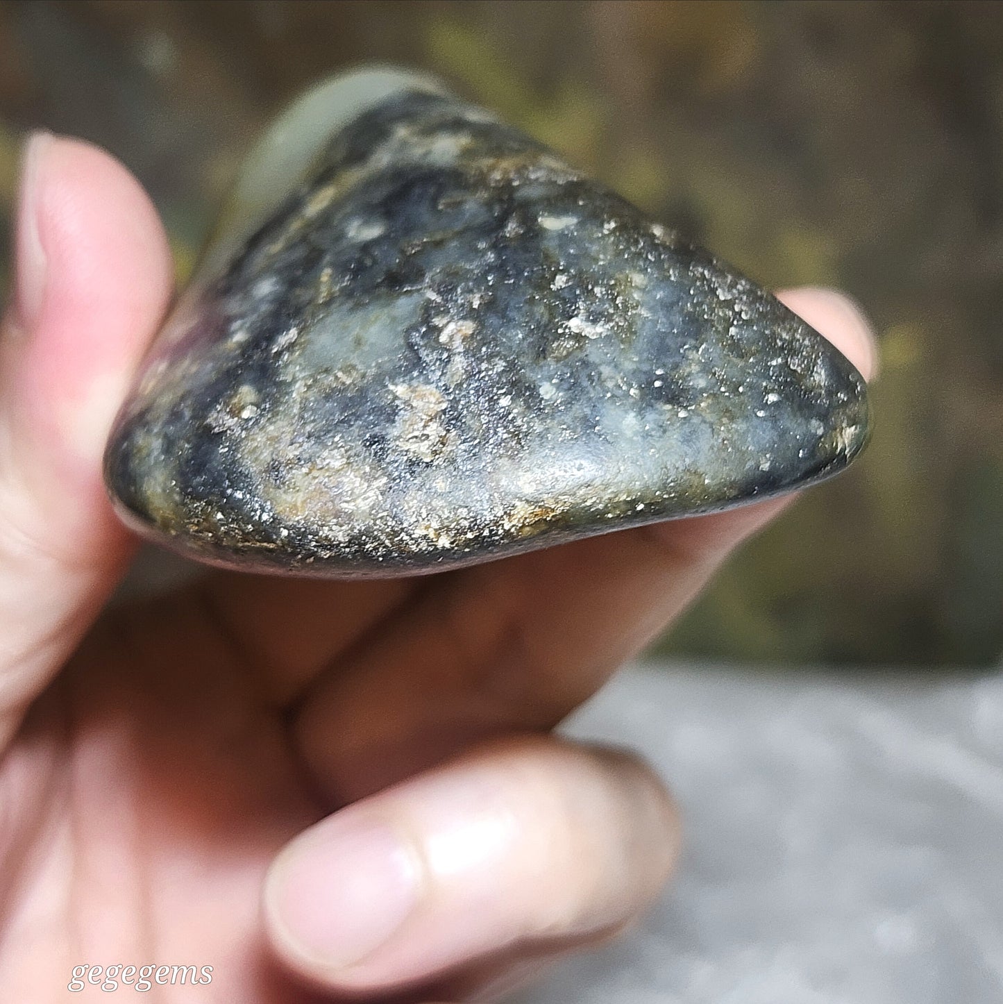 Gegegems Collection premium 164.6 grams raw Hetian Nephrite Qinghua (black & white) handheld original jade skin and pores (with certificate) 精品和田籽玉青花(黑白)原石褐黃原皮毛孔(帶证书)