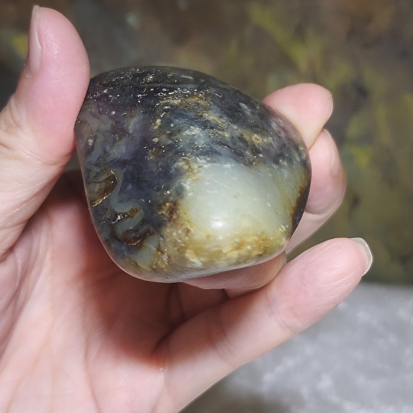 Gegegems Collection premium 164.6 grams raw Hetian Nephrite Qinghua (black & white) handheld original jade skin and pores (with certificate) 精品和田籽玉青花(黑白)原石褐黃原皮毛孔(帶证书)