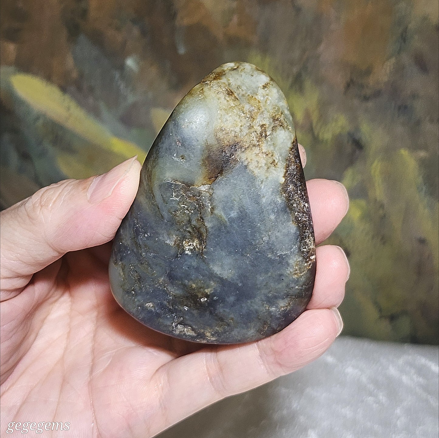 Gegegems Collection premium 164.6 grams raw Hetian Nephrite Qinghua (black & white) handheld original jade skin and pores (with certificate) 精品和田籽玉青花(黑白)原石褐黃原皮毛孔(帶证书)