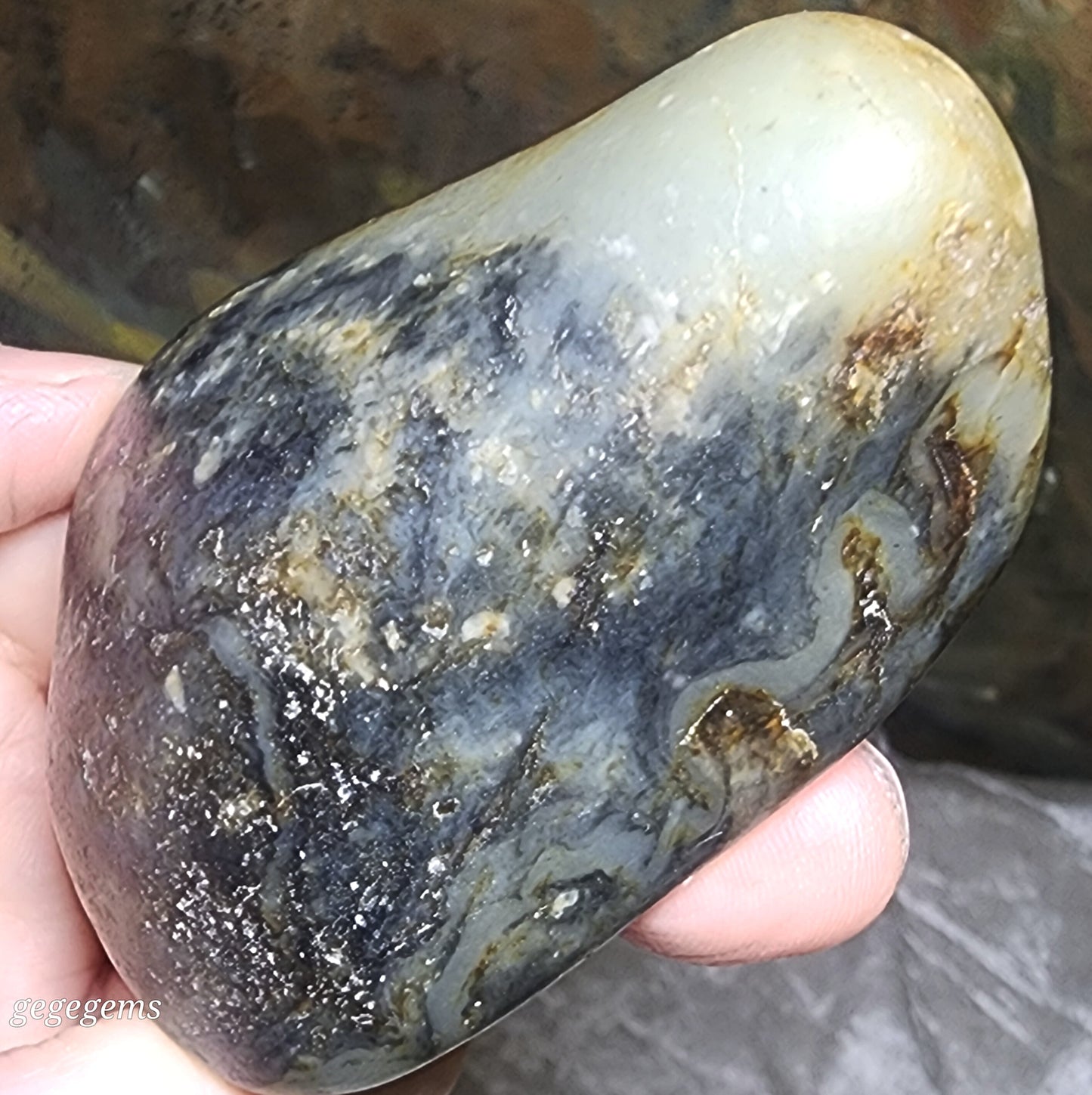 Gegegems Collection premium 164.6 grams raw Hetian Nephrite Qinghua (black & white) handheld original jade skin and pores (with certificate) 精品和田籽玉青花(黑白)原石褐黃原皮毛孔(帶证书)