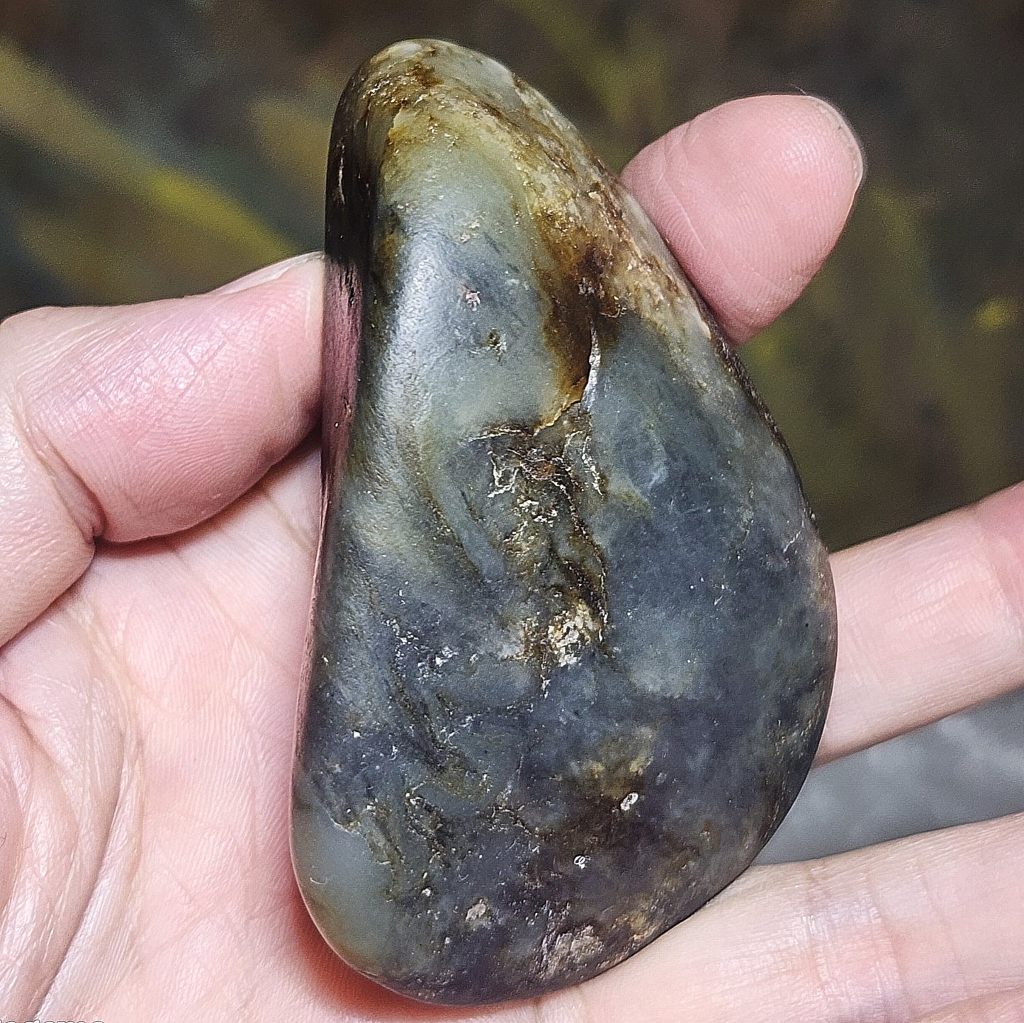 Gegegems Collection premium 164.6 grams raw Hetian Nephrite Qinghua (black & white) handheld original jade skin and pores (with certificate) 精品和田籽玉青花(黑白)原石褐黃原皮毛孔(帶证书)