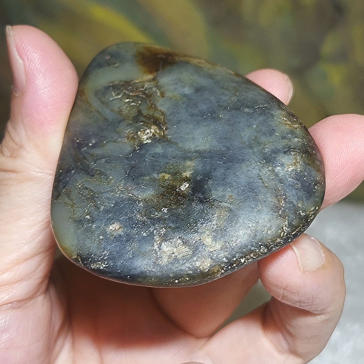 Gegegems Collection premium 164.6 grams raw Hetian Nephrite Qinghua (black & white) handheld original jade skin and pores (with certificate) 精品和田籽玉青花(黑白)原石褐黃原皮毛孔(帶证书)