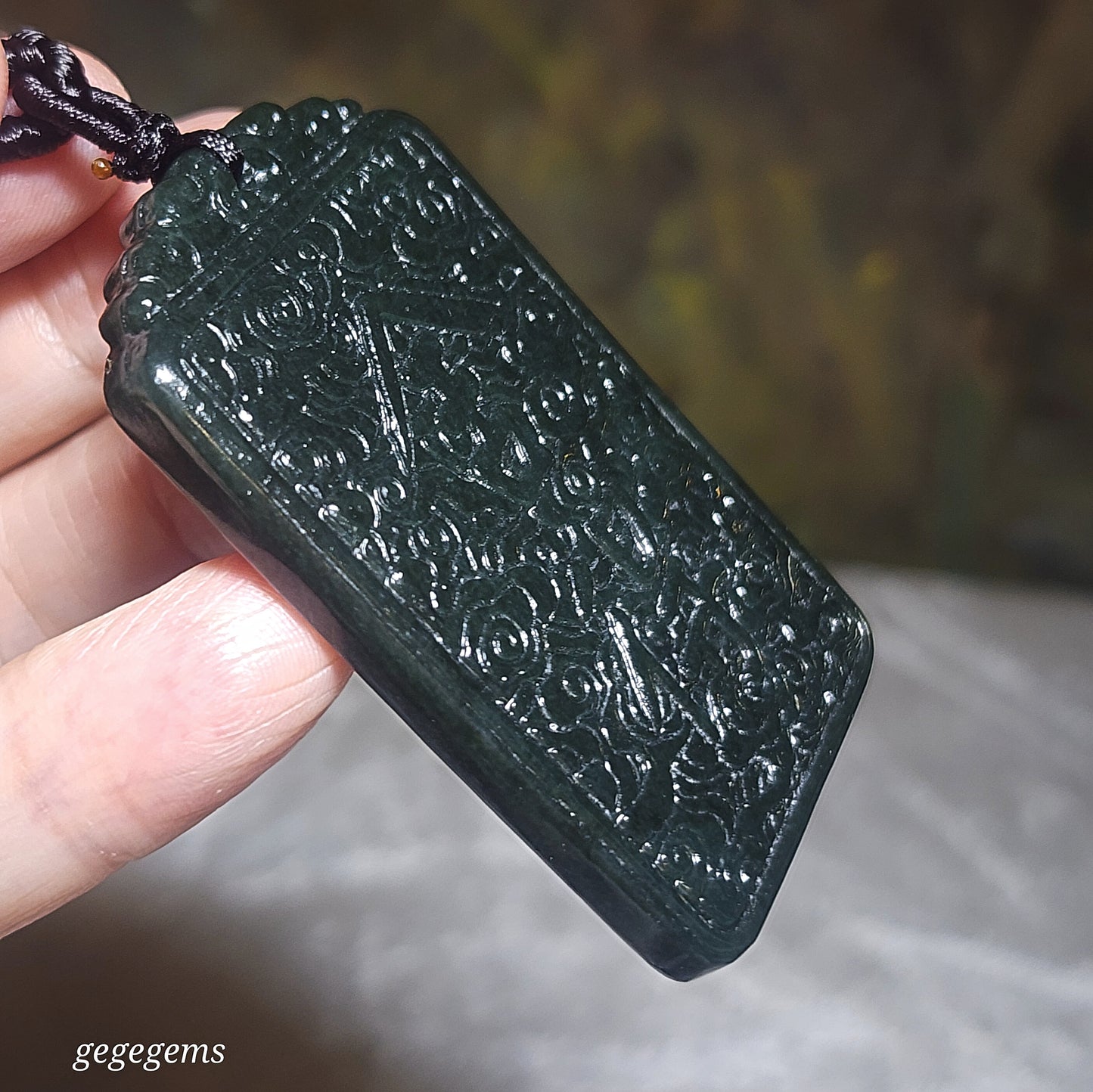 Premium Nephrite deep green double sides carvings "She De 舍得" (willing to give) "Zi Zai 自在" (unrestrained) Auspicious Clouds Jade pendant (with certificate) 优质和田玉深青双面雕刻舍得自在祥云吊坠(带证书) 舍就是得 不舍哪有得 放下便得自在