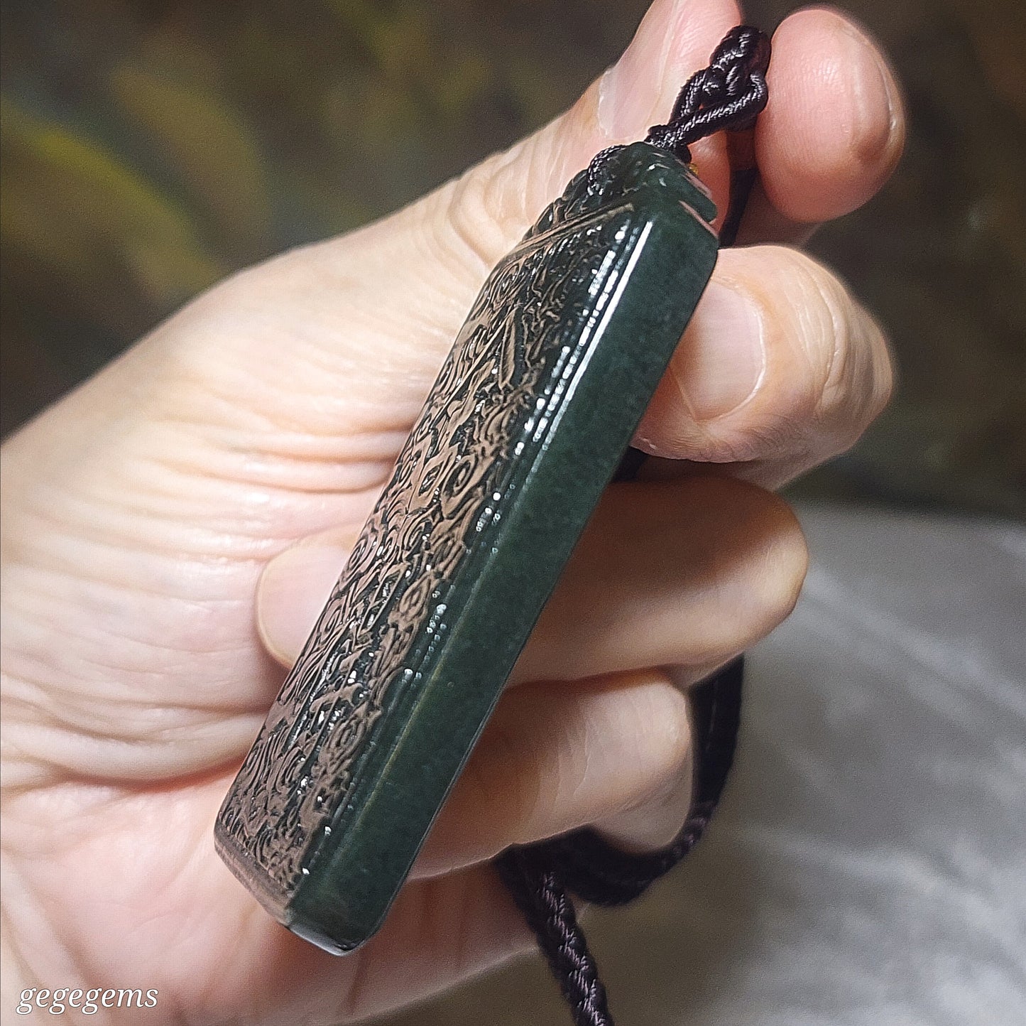 Premium Nephrite deep green double sides carvings "She De 舍得" (willing to give) "Zi Zai 自在" (unrestrained) Auspicious Clouds Jade pendant (with certificate) 优质和田玉深青双面雕刻舍得自在祥云吊坠(带证书) 舍就是得 不舍哪有得 放下便得自在