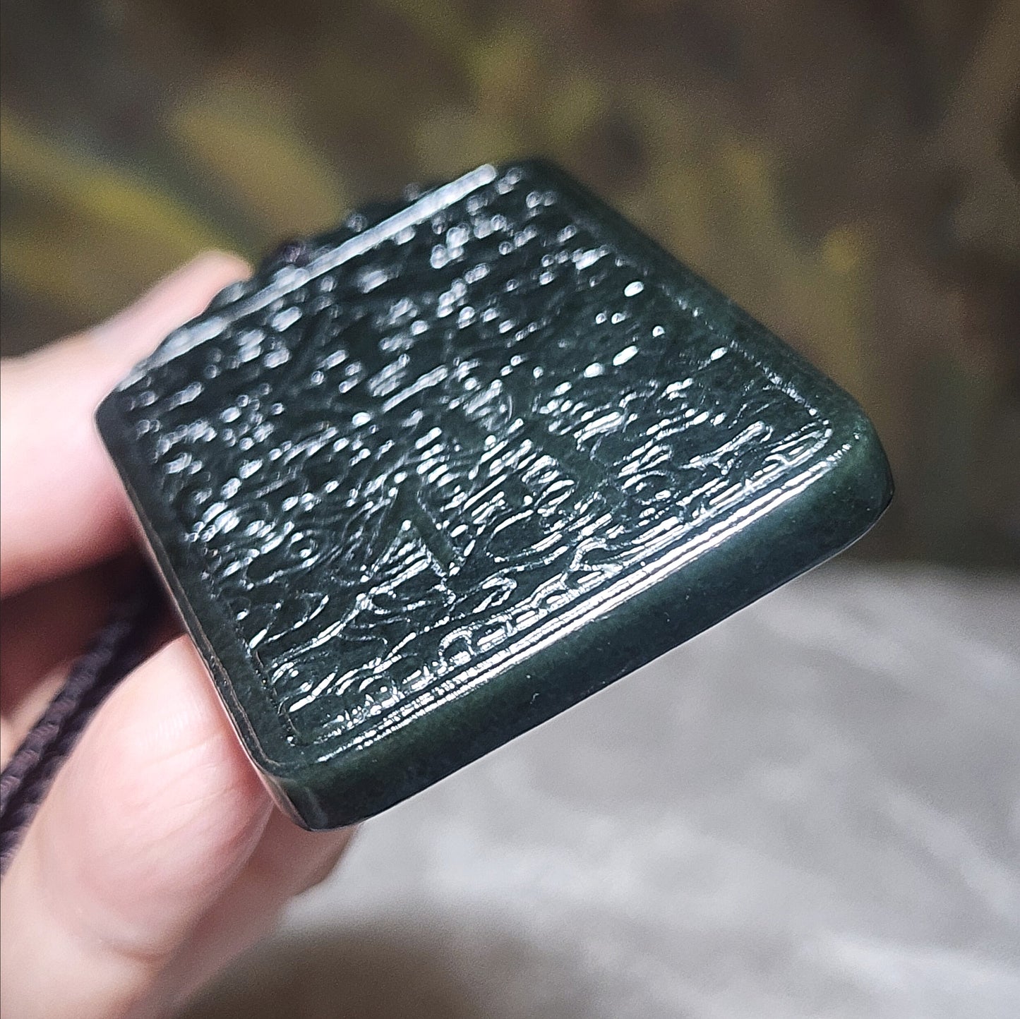 Premium Nephrite deep green double sides carvings "She De 舍得" (willing to give) "Zi Zai 自在" (unrestrained) Auspicious Clouds Jade pendant (with certificate) 优质和田玉深青双面雕刻舍得自在祥云吊坠(带证书) 舍就是得 不舍哪有得 放下便得自在