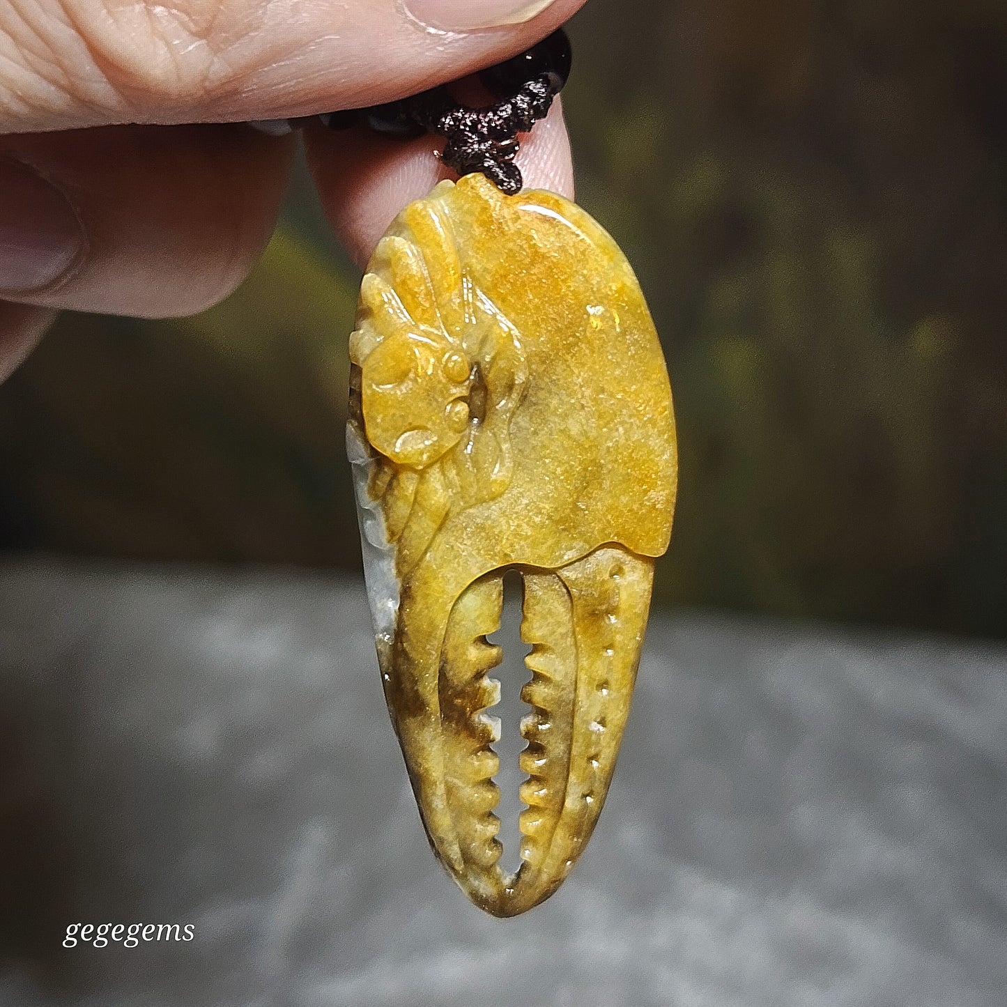 Gegegems Collection premium Type A Yellow Jadeite Crab Crab Claw Coins jade pendant (with certificate) 精品翡翠天然黄翡招财守财蟹铜钱蟹钳吊坠(带证书)