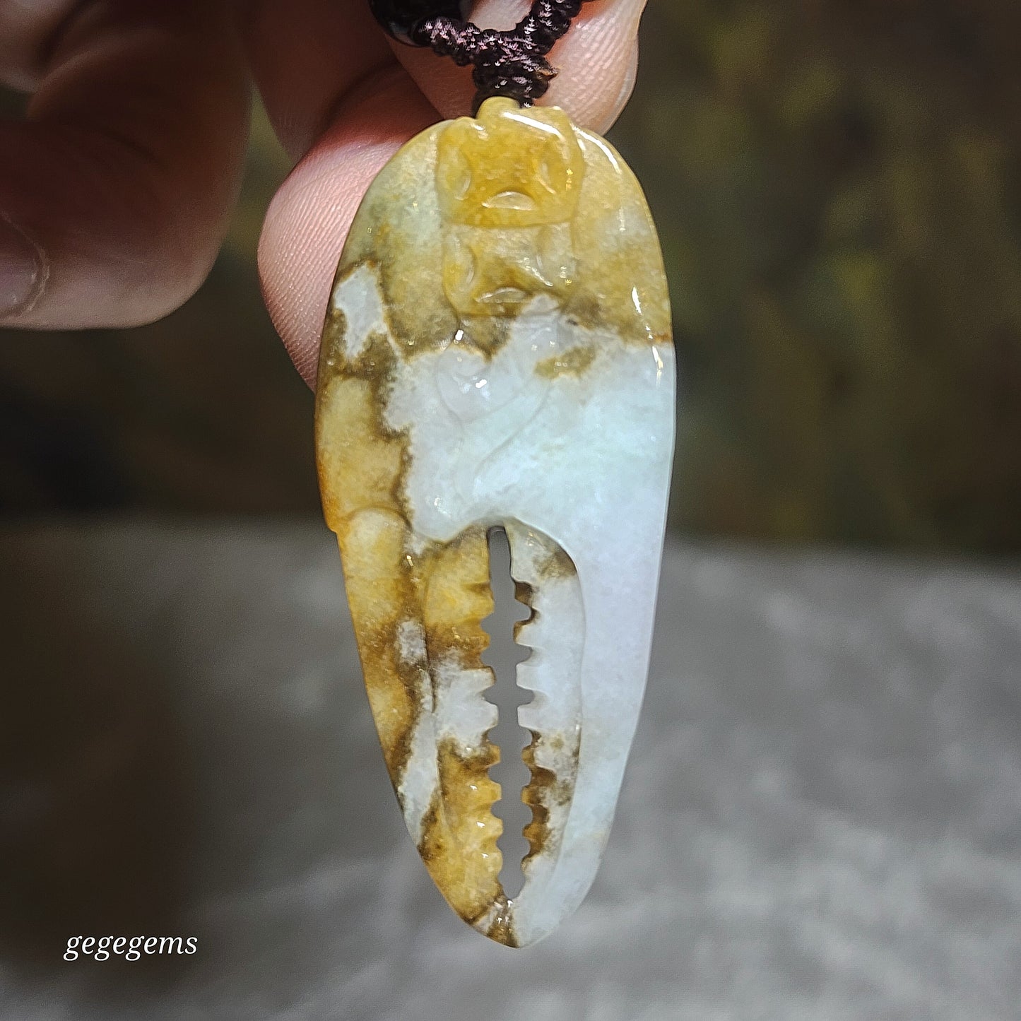 Gegegems Collection premium Type A Yellow Jadeite Crab Crab Claw Coins jade pendant (with certificate) 精品翡翠天然黄翡招财守财蟹铜钱蟹钳吊坠(带证书)
