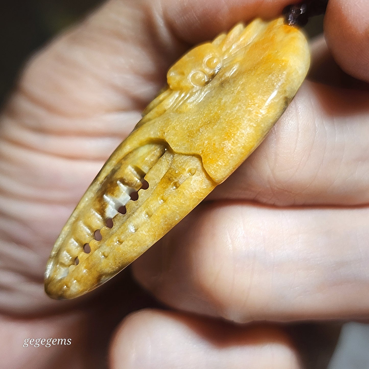 Gegegems Collection premium Type A Yellow Jadeite Crab Crab Claw Coins jade pendant (with certificate) 精品翡翠天然黄翡招财守财蟹铜钱蟹钳吊坠(带证书)