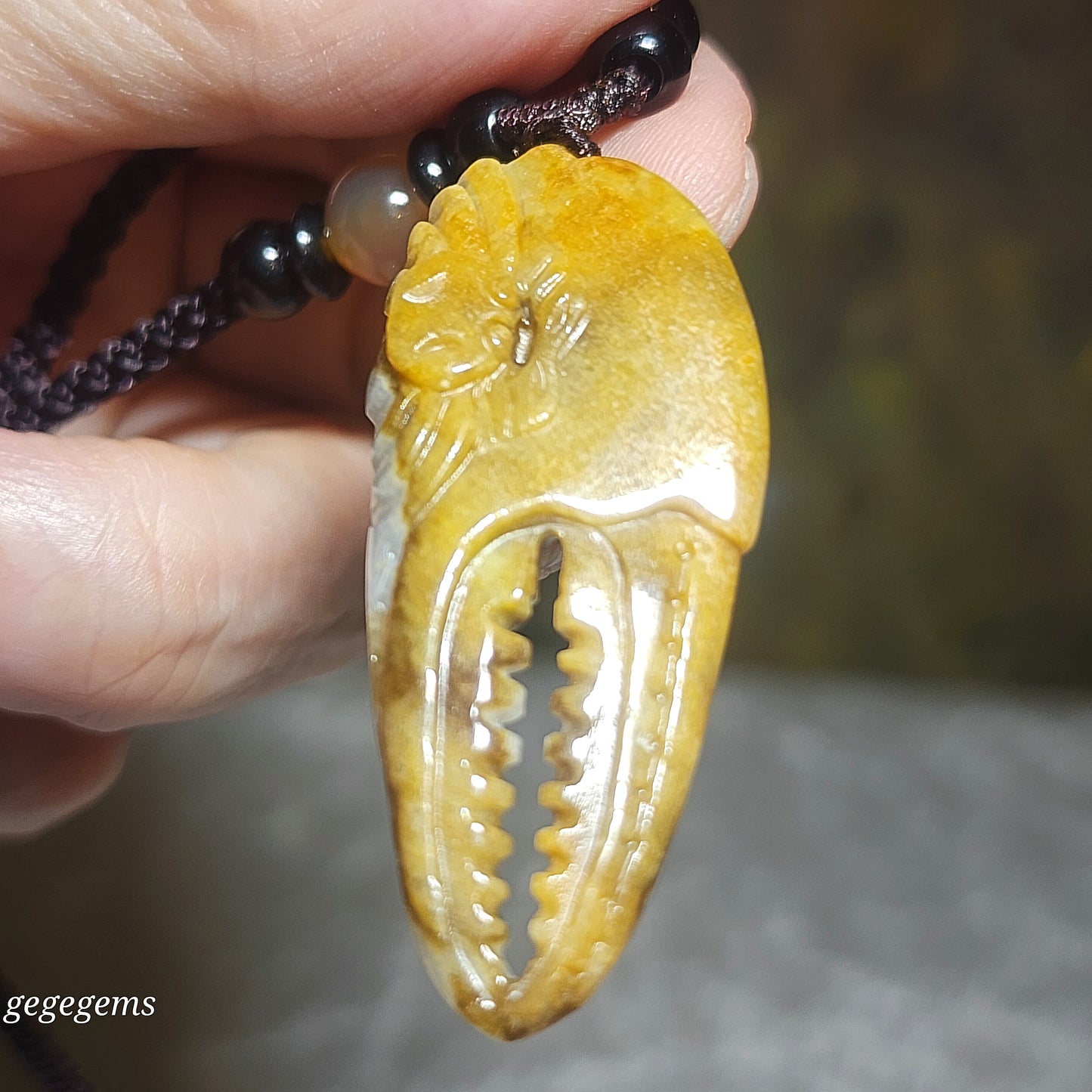 Gegegems Collection premium Type A Yellow Jadeite Crab Crab Claw Coins jade pendant (with certificate) 精品翡翠天然黄翡招财守财蟹铜钱蟹钳吊坠(带证书)