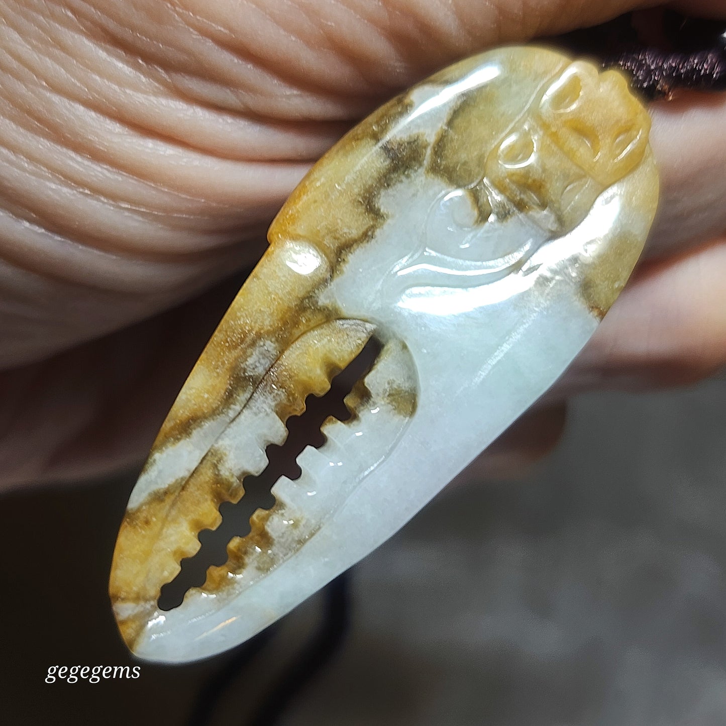 Gegegems Collection premium Type A Yellow Jadeite Crab Crab Claw Coins jade pendant (with certificate) 精品翡翠天然黄翡招财守财蟹铜钱蟹钳吊坠(带证书)