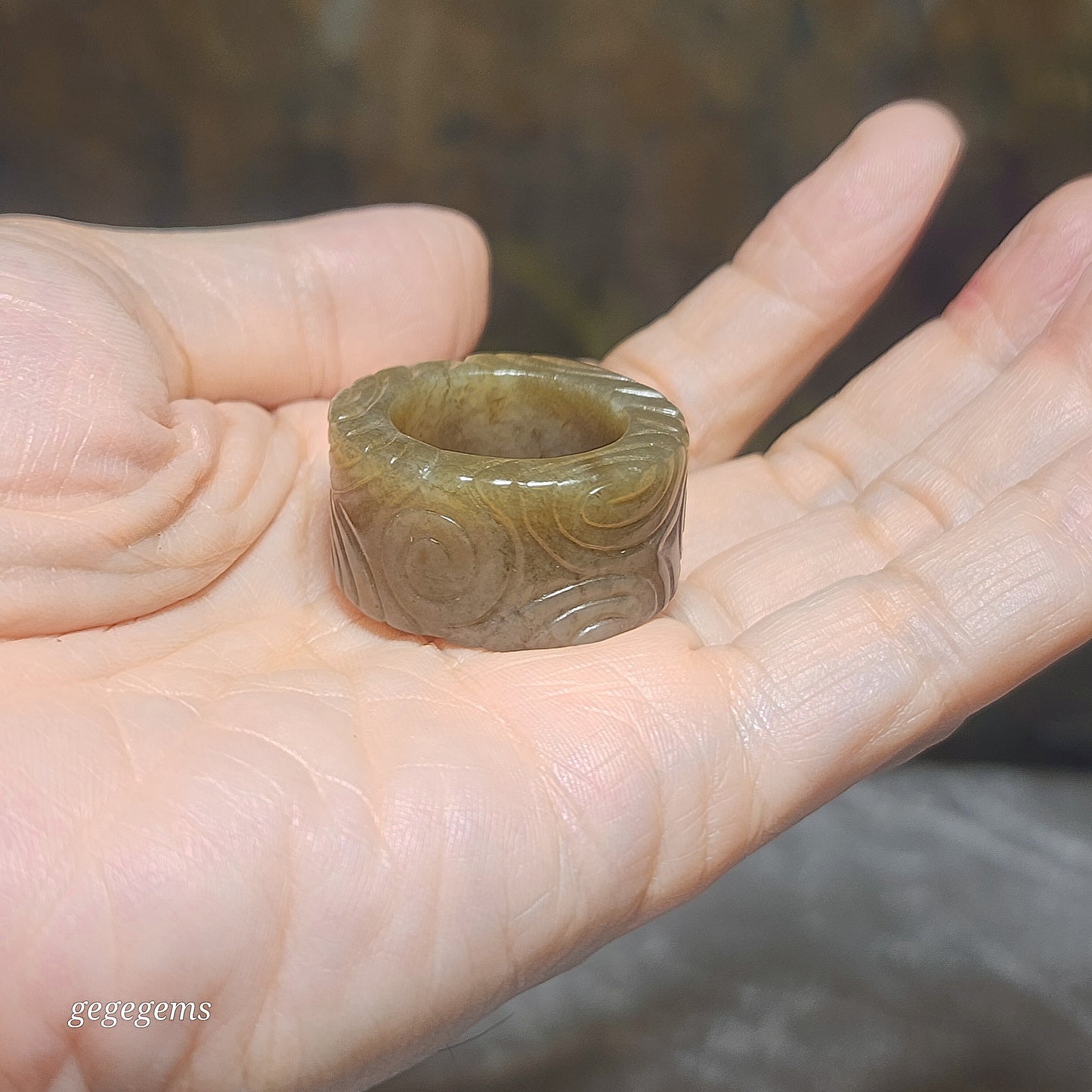 20.9mm Premium Nephrite caramel brown carved Auspicious Cloud thumb ring large ring (with certificate) 优质和田玉且末糖祥云扳指大戒指(带证书)