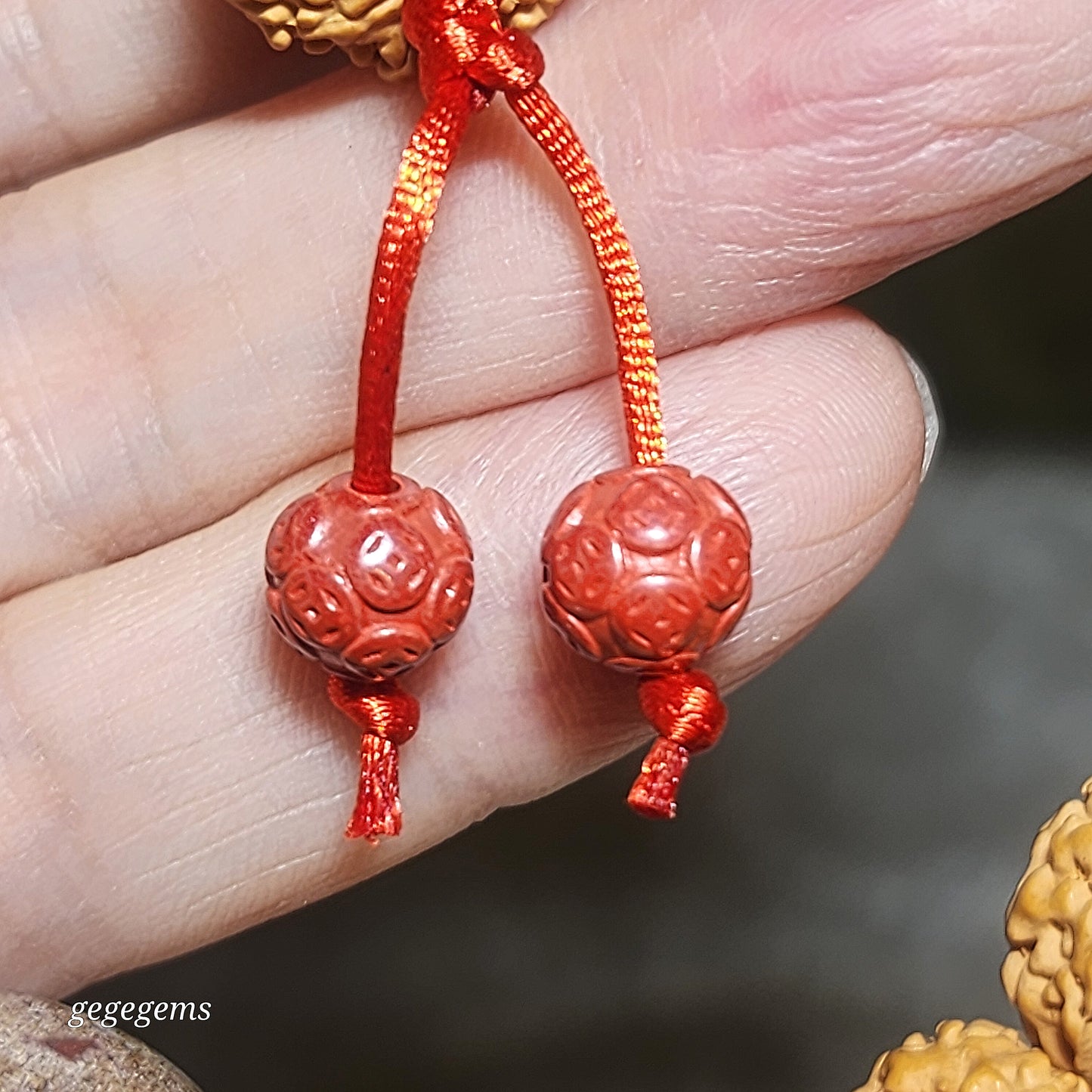 Gegegems Creation 15.5mm+ small species Rudraksha 6 Mukhi deep lines Panlong with Tibetan red spots Lightning 5 Eyes Da Luo Dzi & Cinnabar carved coins 18 beads mala handheld bracelet 大尺寸六瓣小金刚菩提深坑盘龙配象雄满朱砂闪电五眼达洛天珠帝皇砂古钱珠藏式三通十八子手持