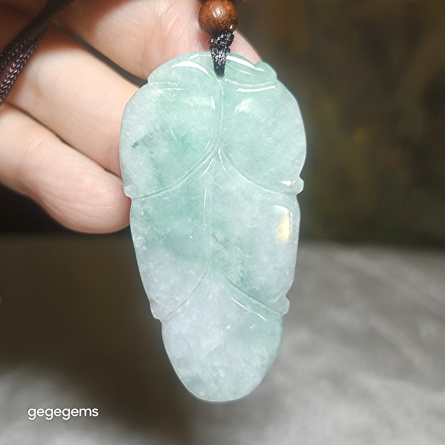 Premium Type A Jadeite light green double sides carvings Leaf Jade pendant (with certificate) 优質翡翠青绿双面雕刻大业有成(树叶)吊坠(带证书)
