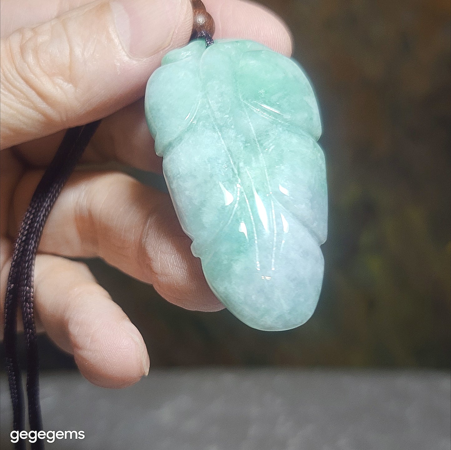 Premium Type A Jadeite light green double sides carvings Leaf Jade pendant (with certificate) 优質翡翠青绿双面雕刻大业有成(树叶)吊坠(带证书)