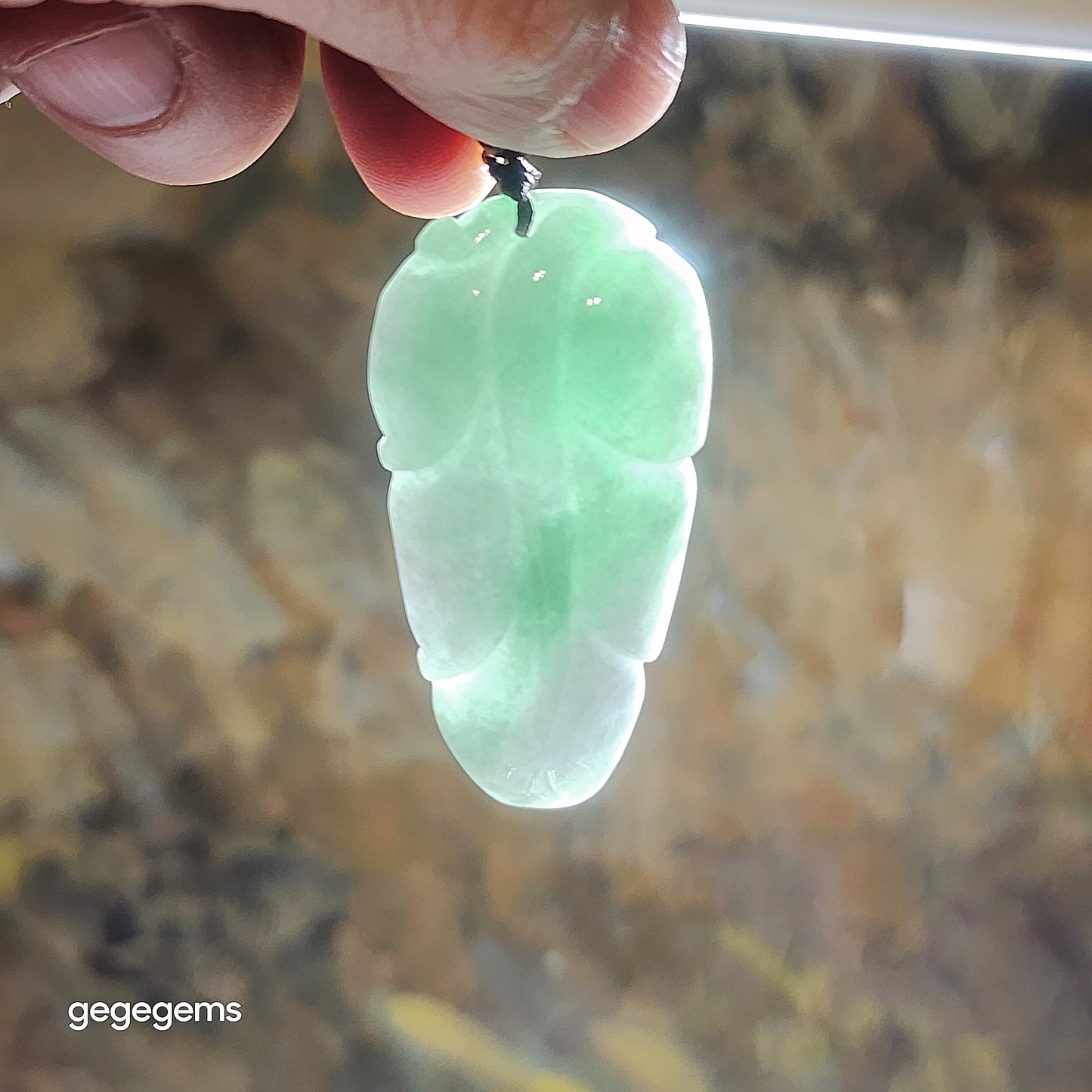 Premium Type A Jadeite light green double sides carvings Leaf Jade pendant (with certificate) 优質翡翠青绿双面雕刻大业有成(树叶)吊坠(带证书)