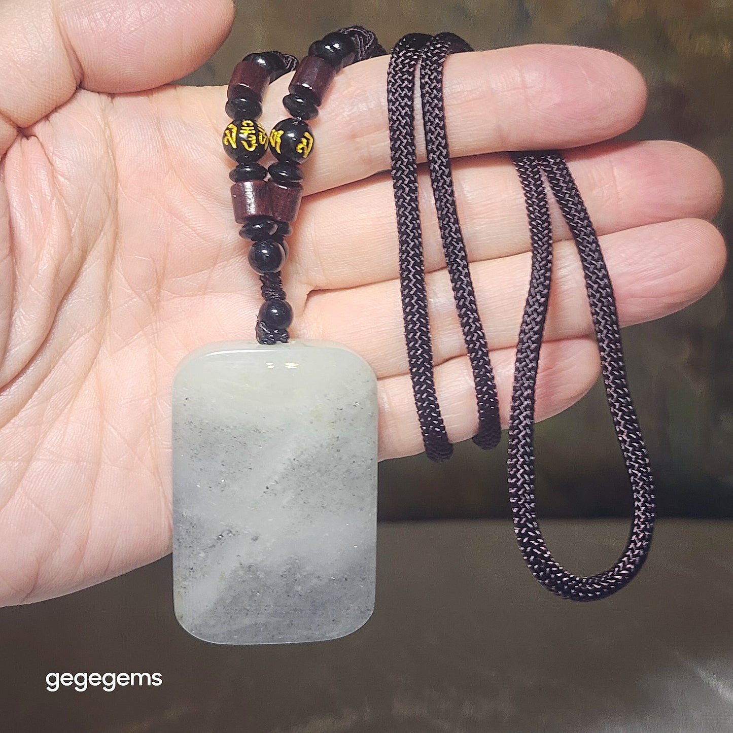 Gegegems premium Nephrite good greasiness black and white Qinghua Wu Shi Pai natural landscape pattern pendant (with certificate) 罕见精品和田玉细腻油润黑白分明青花无事牌天然纹路山水意境吊坠(带证书)
