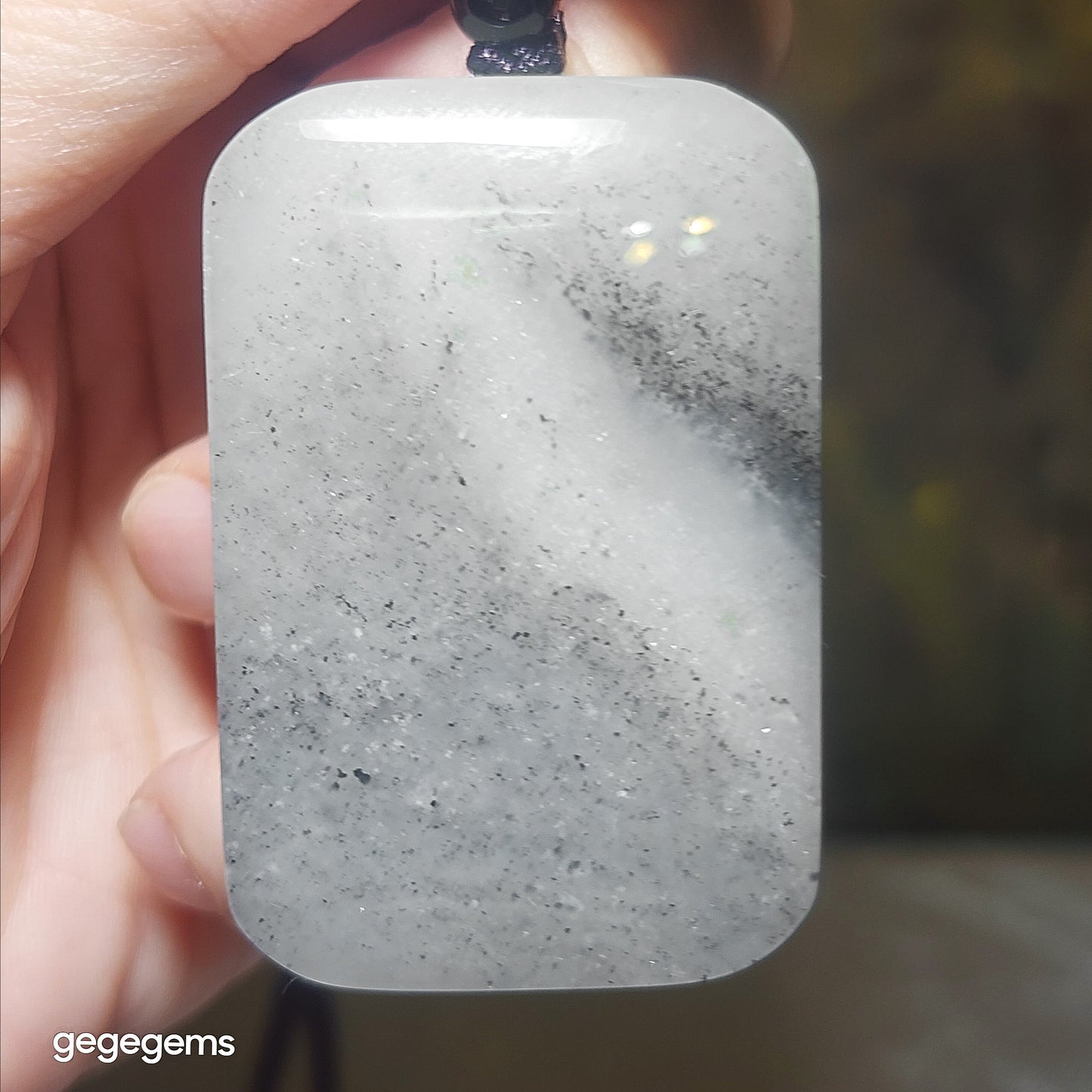 Gegegems premium Nephrite good greasiness black and white Qinghua Wu Shi Pai natural landscape pattern pendant (with certificate) 罕见精品和田玉细腻油润黑白分明青花无事牌天然纹路山水意境吊坠(带证书)