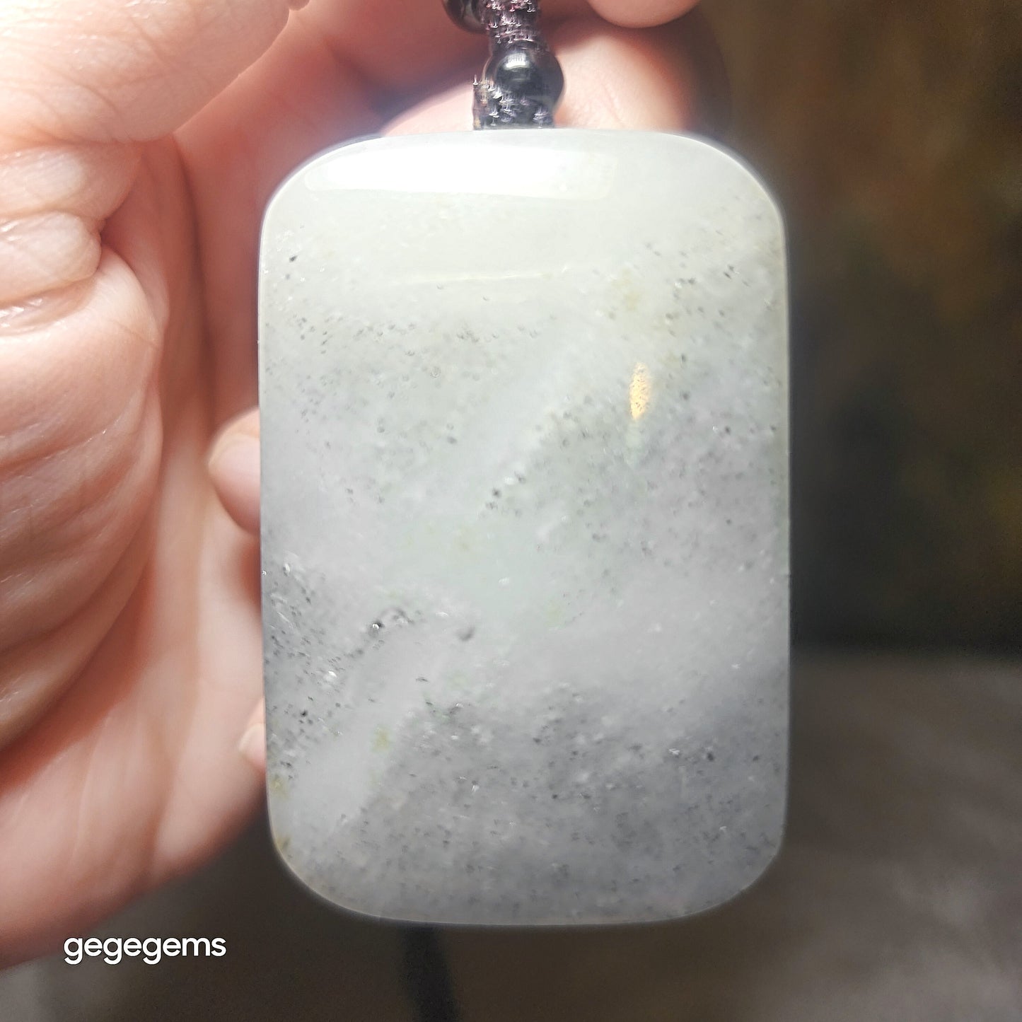Gegegems premium Nephrite good greasiness black and white Qinghua Wu Shi Pai natural landscape pattern pendant (with certificate) 罕见精品和田玉细腻油润黑白分明青花无事牌天然纹路山水意境吊坠(带证书)