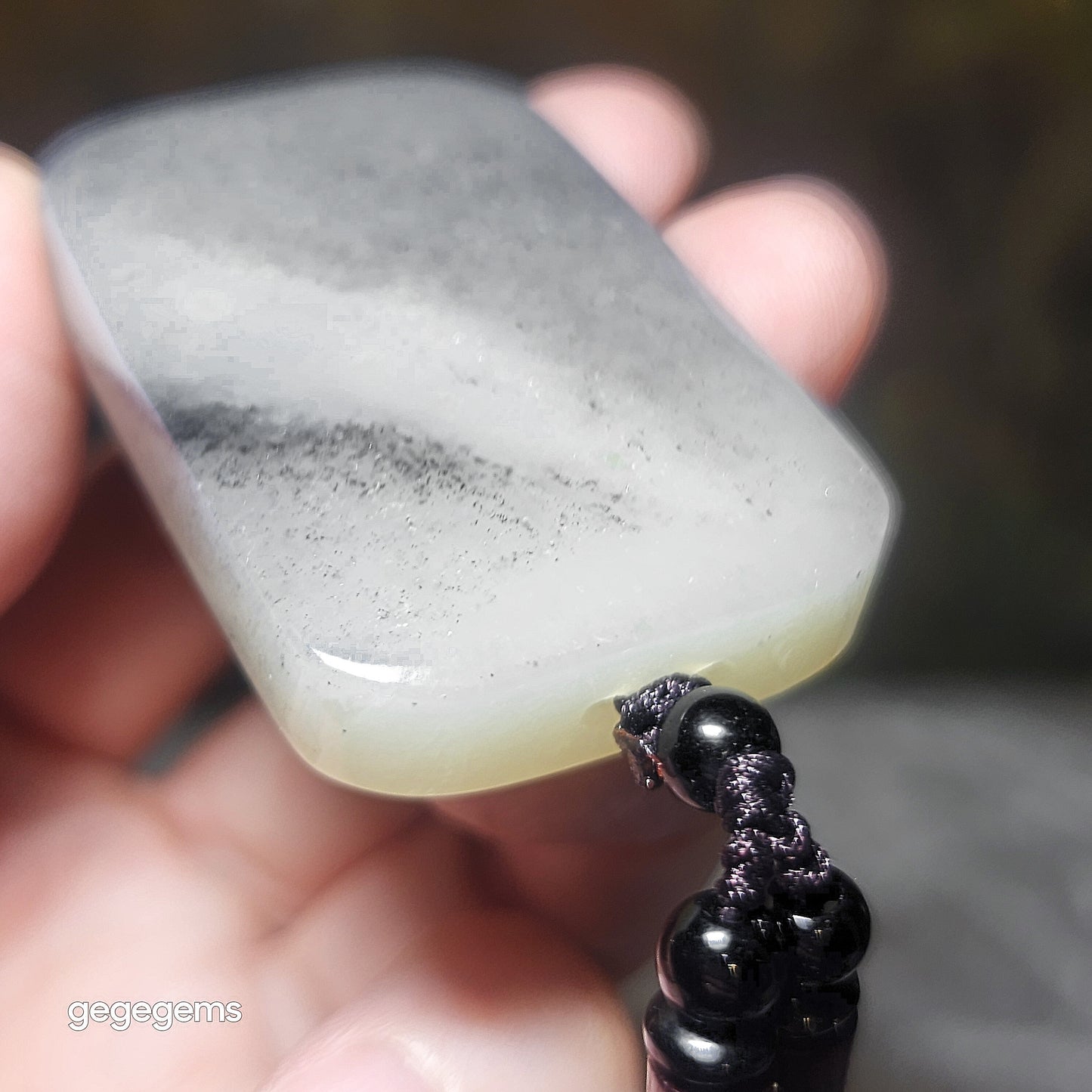 Gegegems premium Nephrite good greasiness black and white Qinghua Wu Shi Pai natural landscape pattern pendant (with certificate) 罕见精品和田玉细腻油润黑白分明青花无事牌天然纹路山水意境吊坠(带证书)