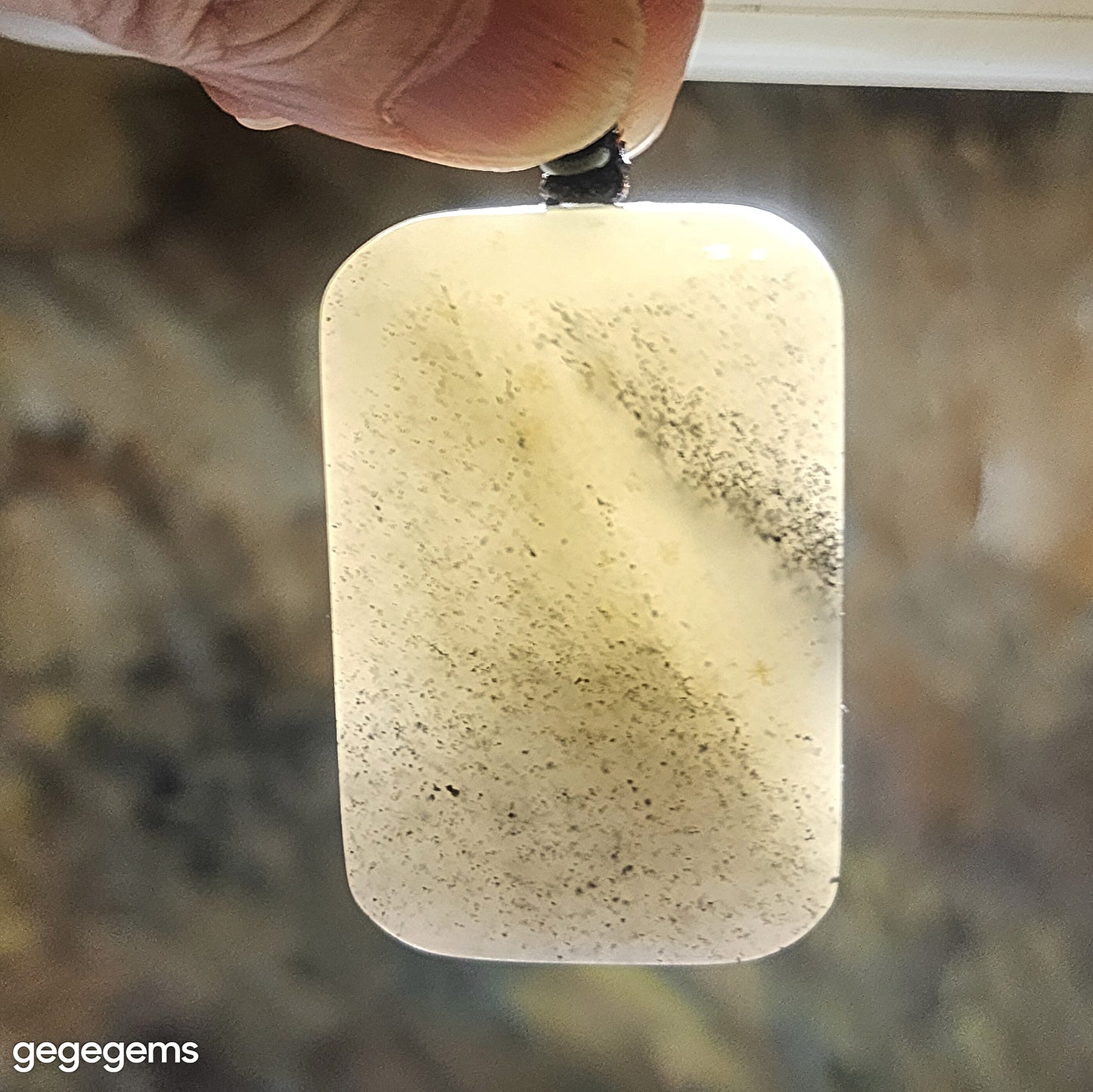 Gegegems premium Nephrite good greasiness black and white Qinghua Wu Shi Pai natural landscape pattern pendant (with certificate) 罕见精品和田玉细腻油润黑白分明青花无事牌天然纹路山水意境吊坠(带证书)