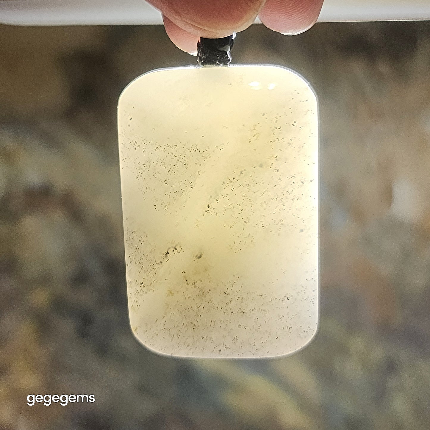 Gegegems premium Nephrite good greasiness black and white Qinghua Wu Shi Pai natural landscape pattern pendant (with certificate) 罕见精品和田玉细腻油润黑白分明青花无事牌天然纹路山水意境吊坠(带证书)