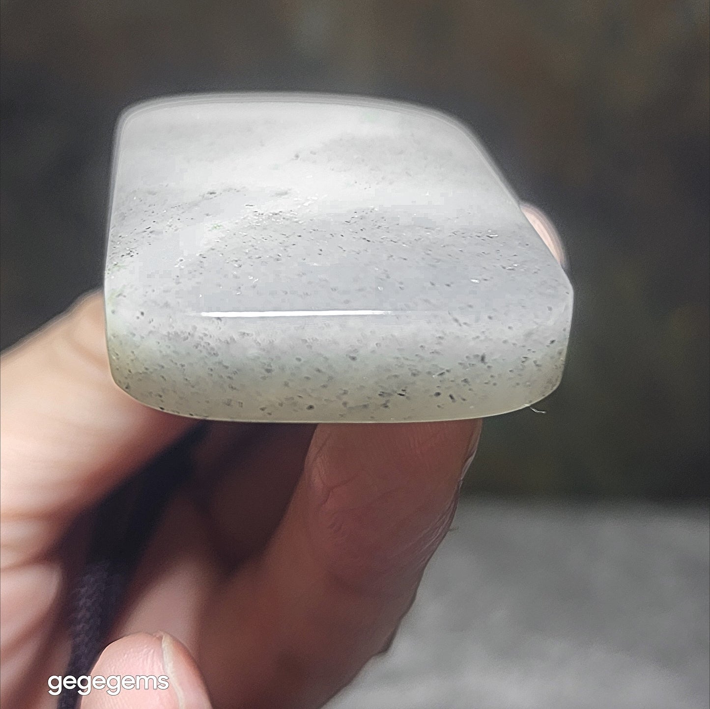 Gegegems premium Nephrite good greasiness black and white Qinghua Wu Shi Pai natural landscape pattern pendant (with certificate) 罕见精品和田玉细腻油润黑白分明青花无事牌天然纹路山水意境吊坠(带证书)