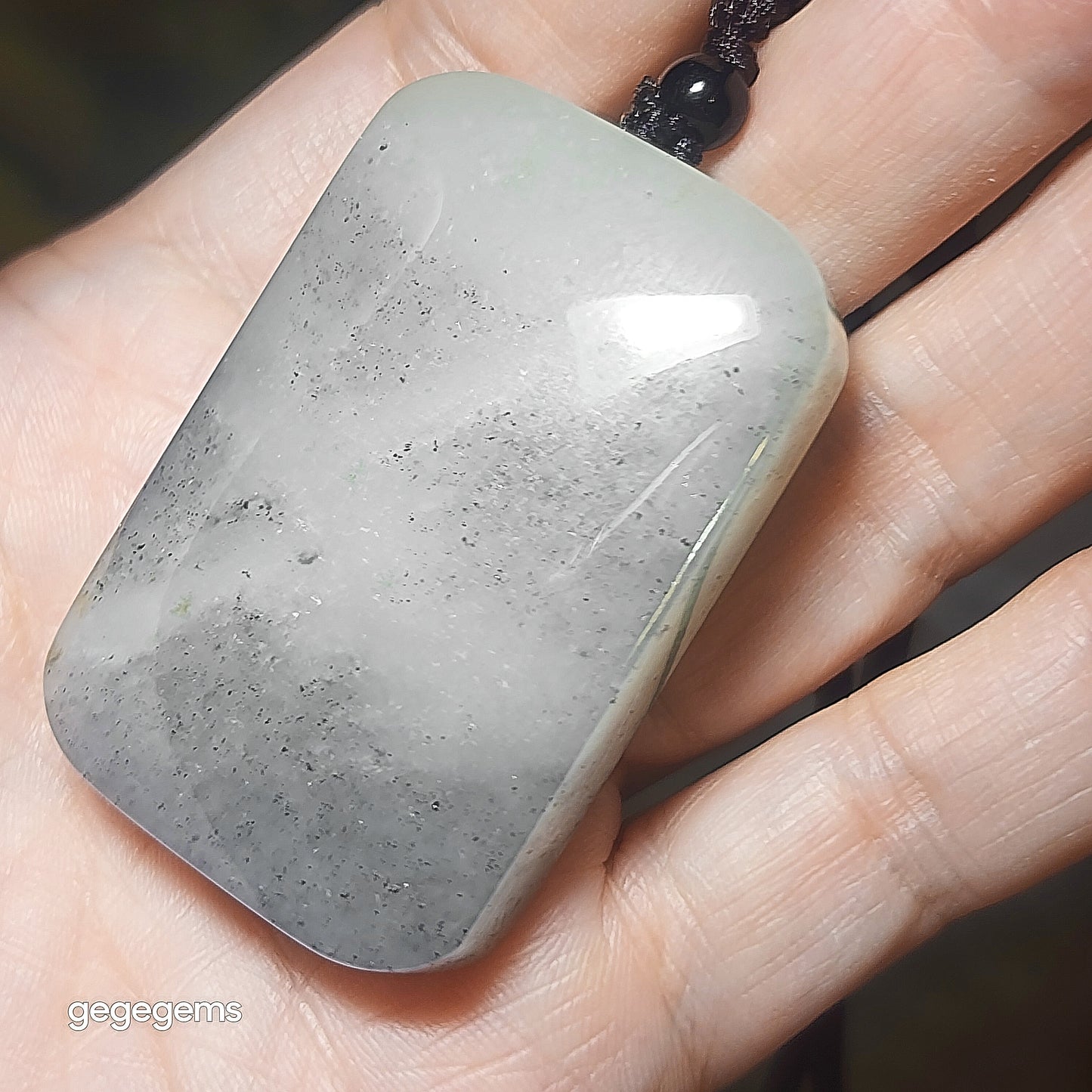 Gegegems premium Nephrite good greasiness black and white Qinghua Wu Shi Pai natural landscape pattern pendant (with certificate) 罕见精品和田玉细腻油润黑白分明青花无事牌天然纹路山水意境吊坠(带证书)