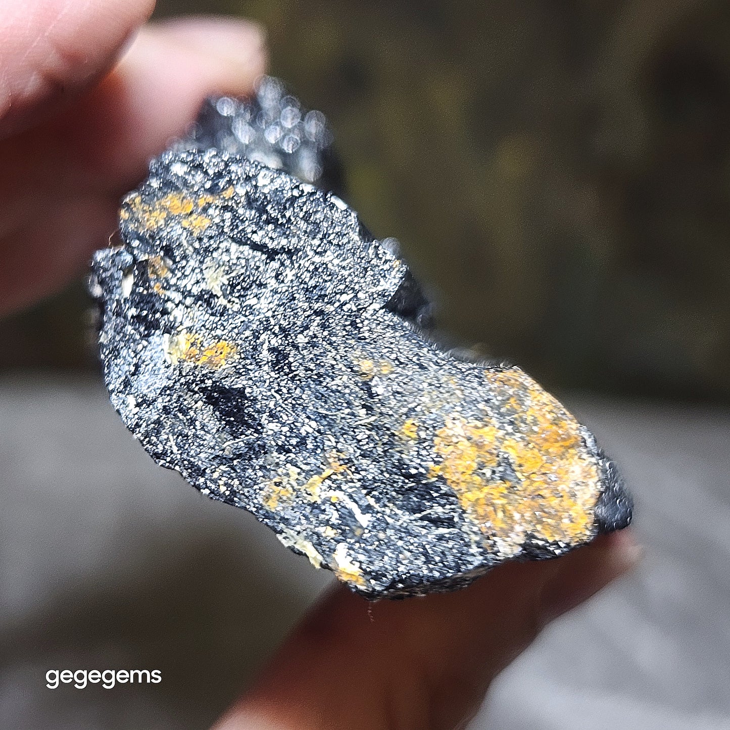 231g Raw Black Tourmaline with some silvery Mica co-growth, very reflective surface handheld decor display 天然黑碧玺原石带云母片超亮皮手把摆件