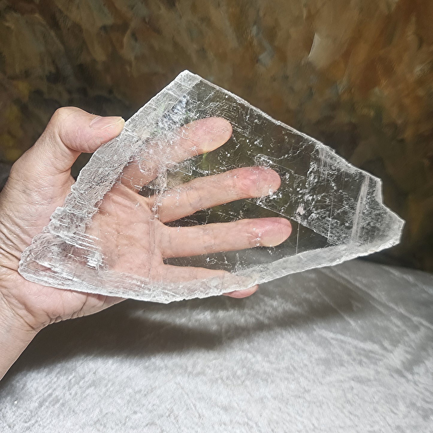 Premium 450 grams raw Selenite very transparent handheld decor display [Natural Crystal] 精品超透天然透石膏原石手把小摆件