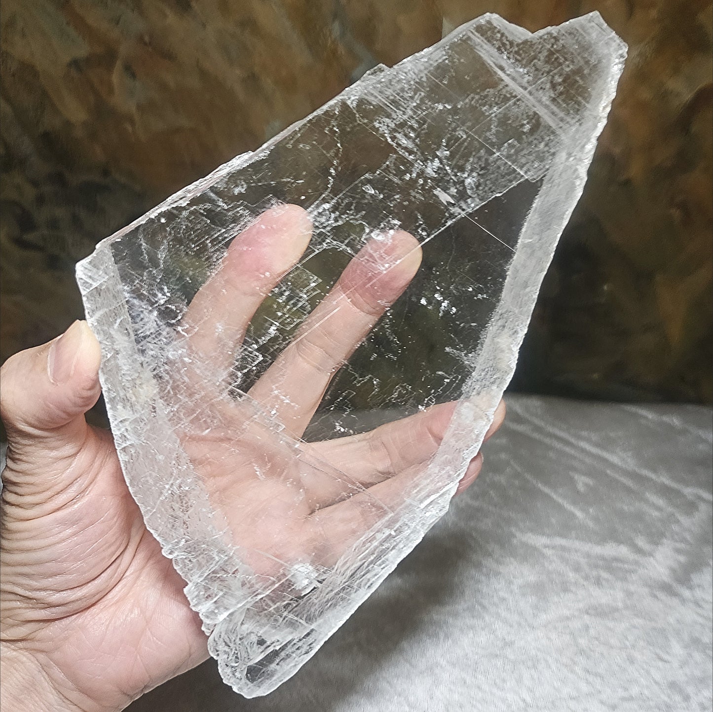 Premium 450 grams raw Selenite very transparent handheld decor display [Natural Crystal] 精品超透天然透石膏原石手把小摆件