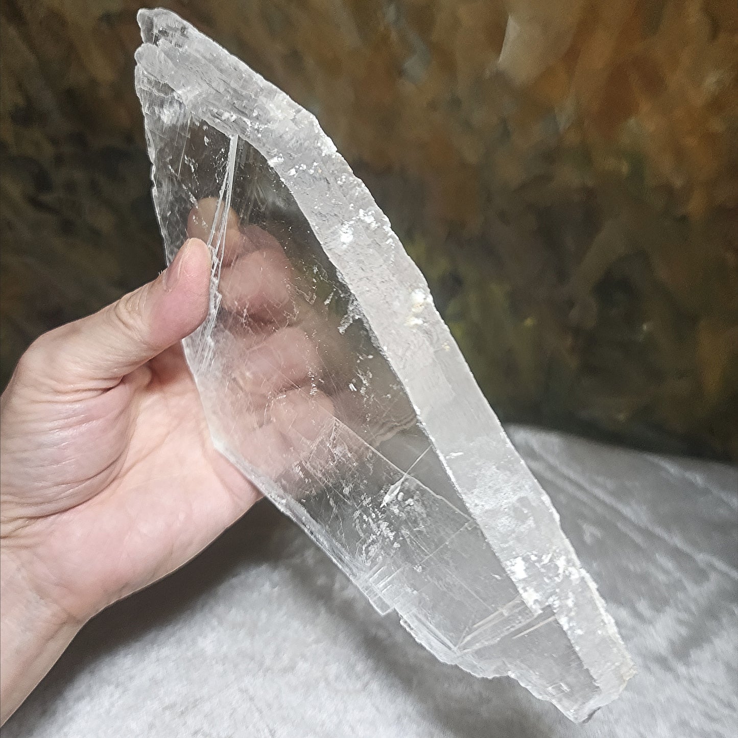 Premium 450 grams raw Selenite very transparent handheld decor display [Natural Crystal] 精品超透天然透石膏原石手把小摆件