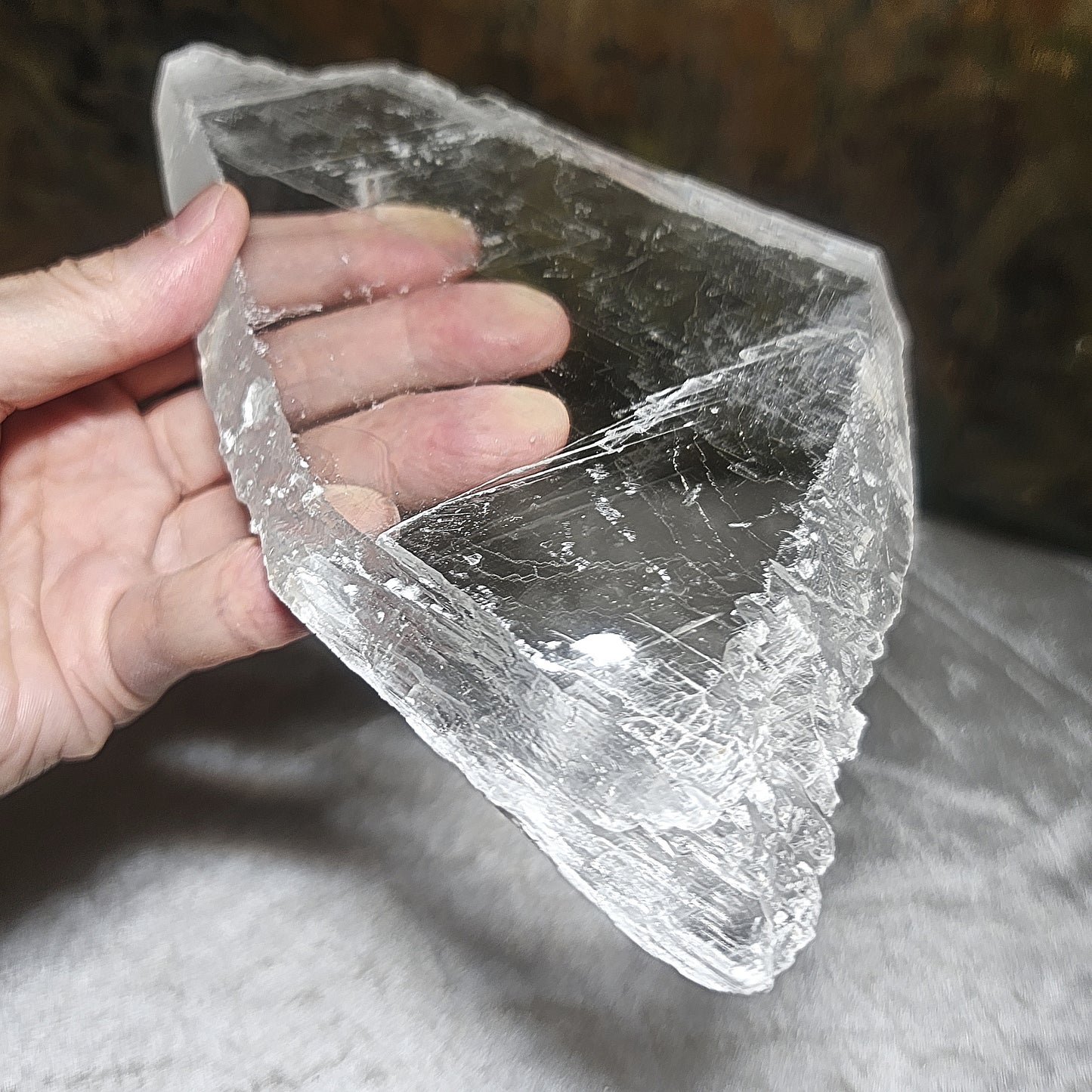 Premium 450 grams raw Selenite very transparent handheld decor display [Natural Crystal] 精品超透天然透石膏原石手把小摆件