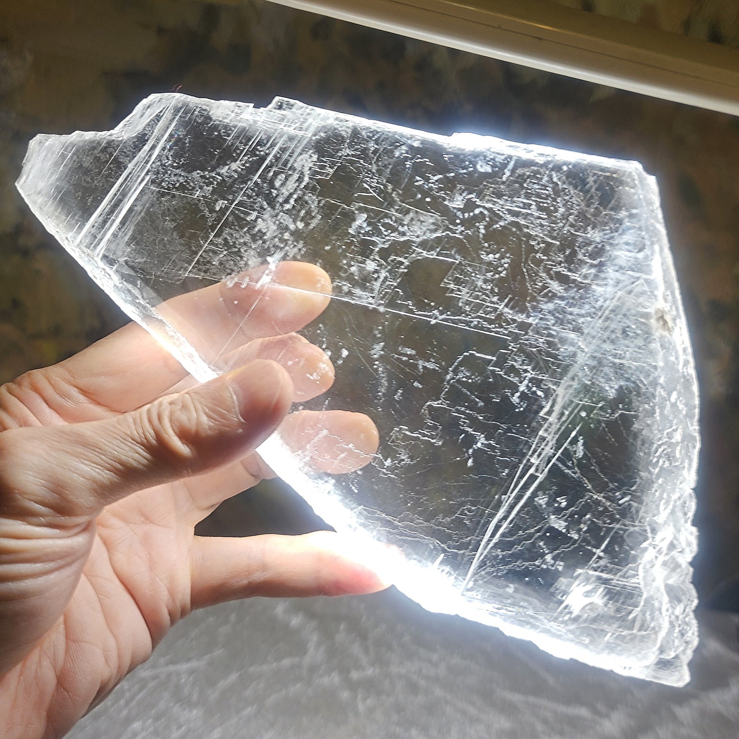 Premium 450 grams raw Selenite very transparent handheld decor display [Natural Crystal] 精品超透天然透石膏原石手把小摆件