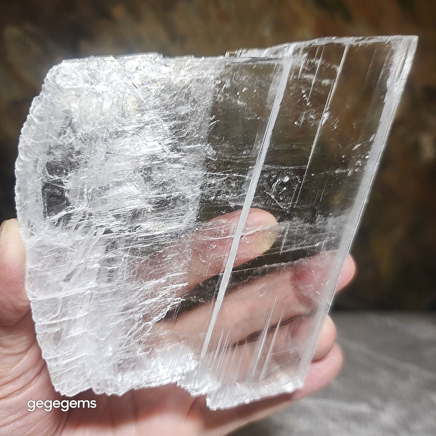Premium 258 grams raw Selenite good transparency handheld decor display [Natural Crystal] 精品超透天然透石膏原石手把小摆件