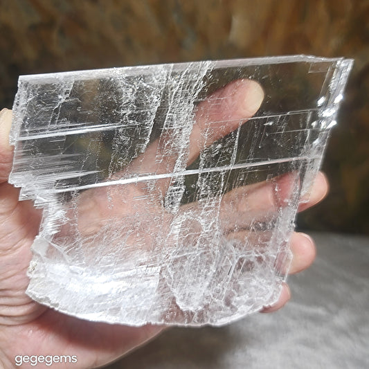 Premium 258 grams raw Selenite good transparency handheld decor display [Natural Crystal] 精品超透天然透石膏原石手把小摆件