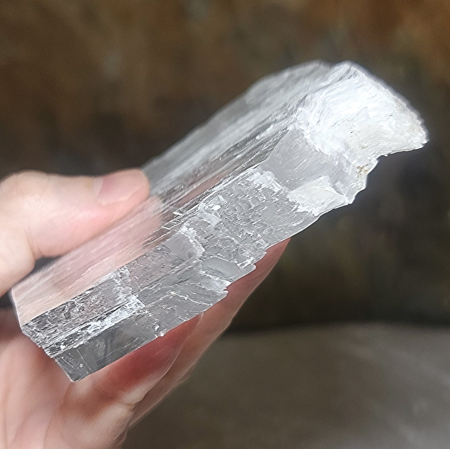 Premium 258 grams raw Selenite good transparency handheld decor display [Natural Crystal] 精品超透天然透石膏原石手把小摆件
