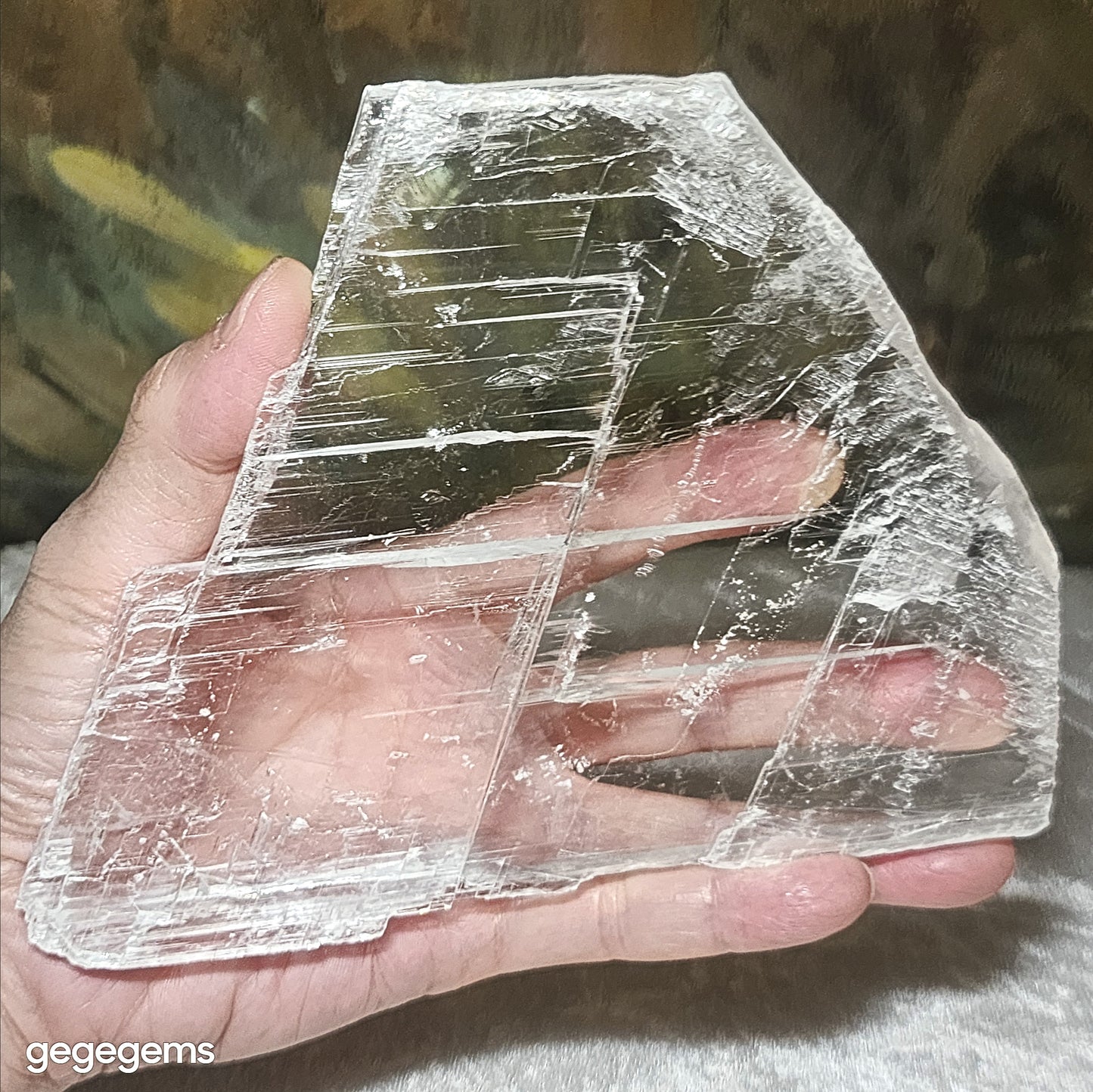 Gegegems premium 381 grams raw Selenite excellent transparency handheld decor display [Natural Crystal] 精品超透天然透石膏原石手把小摆件