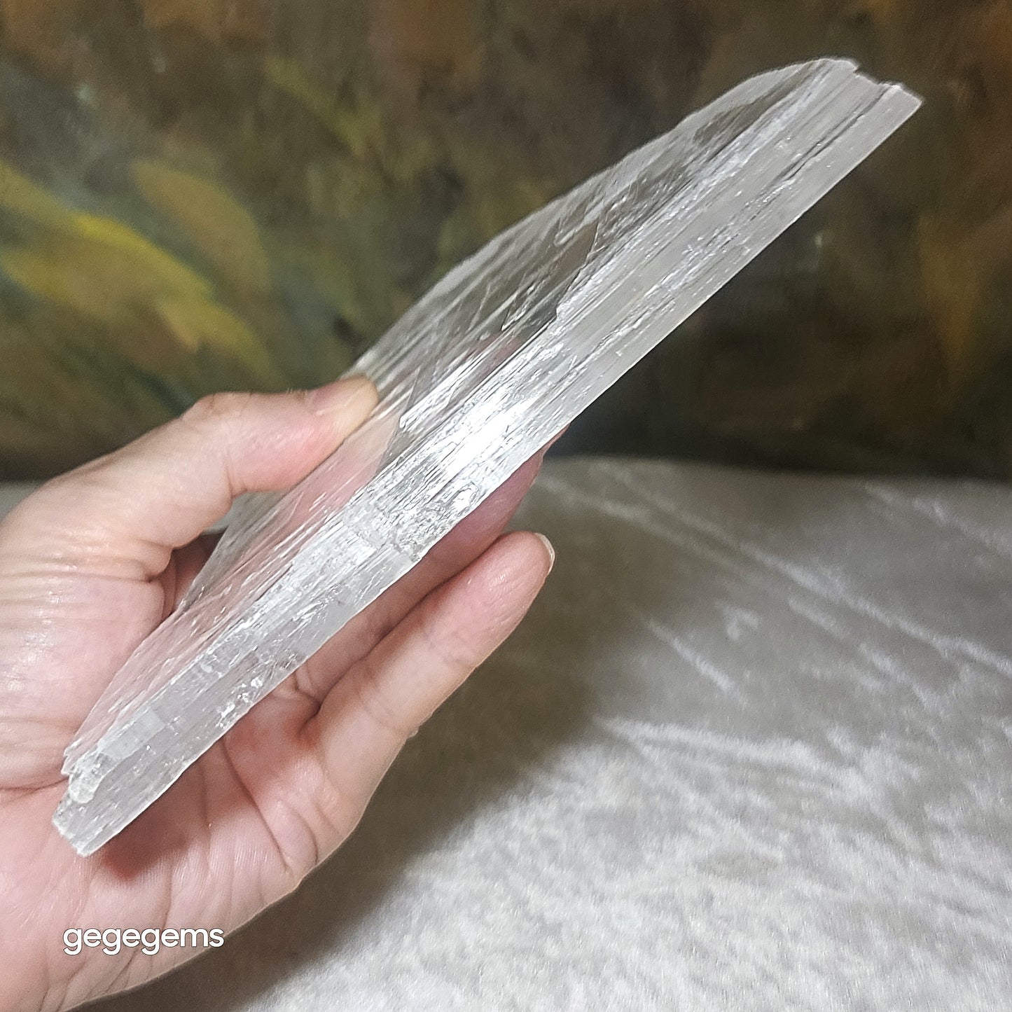 Gegegems premium 381 grams raw Selenite excellent transparency handheld decor display [Natural Crystal] 精品超透天然透石膏原石手把小摆件