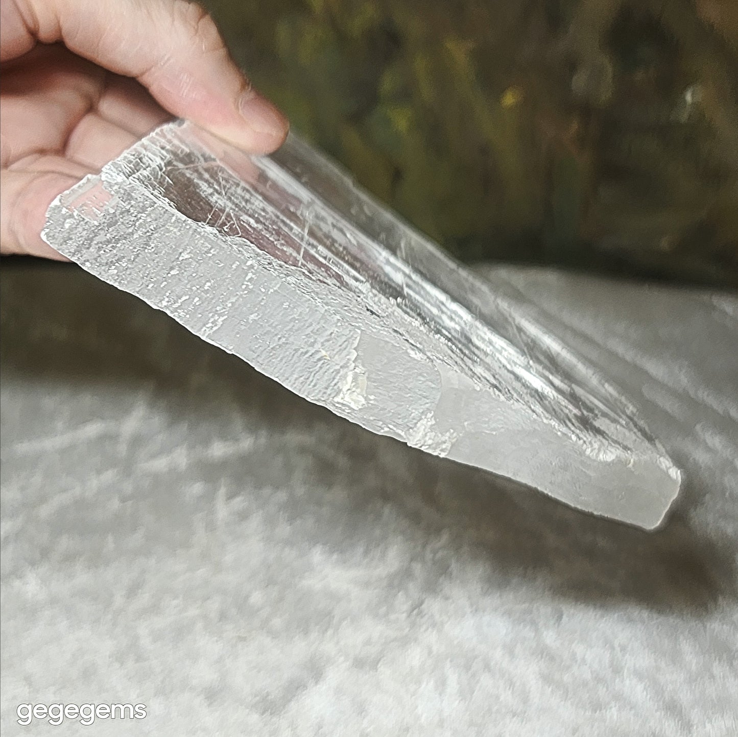 Gegegems premium 381 grams raw Selenite excellent transparency handheld decor display [Natural Crystal] 精品超透天然透石膏原石手把小摆件