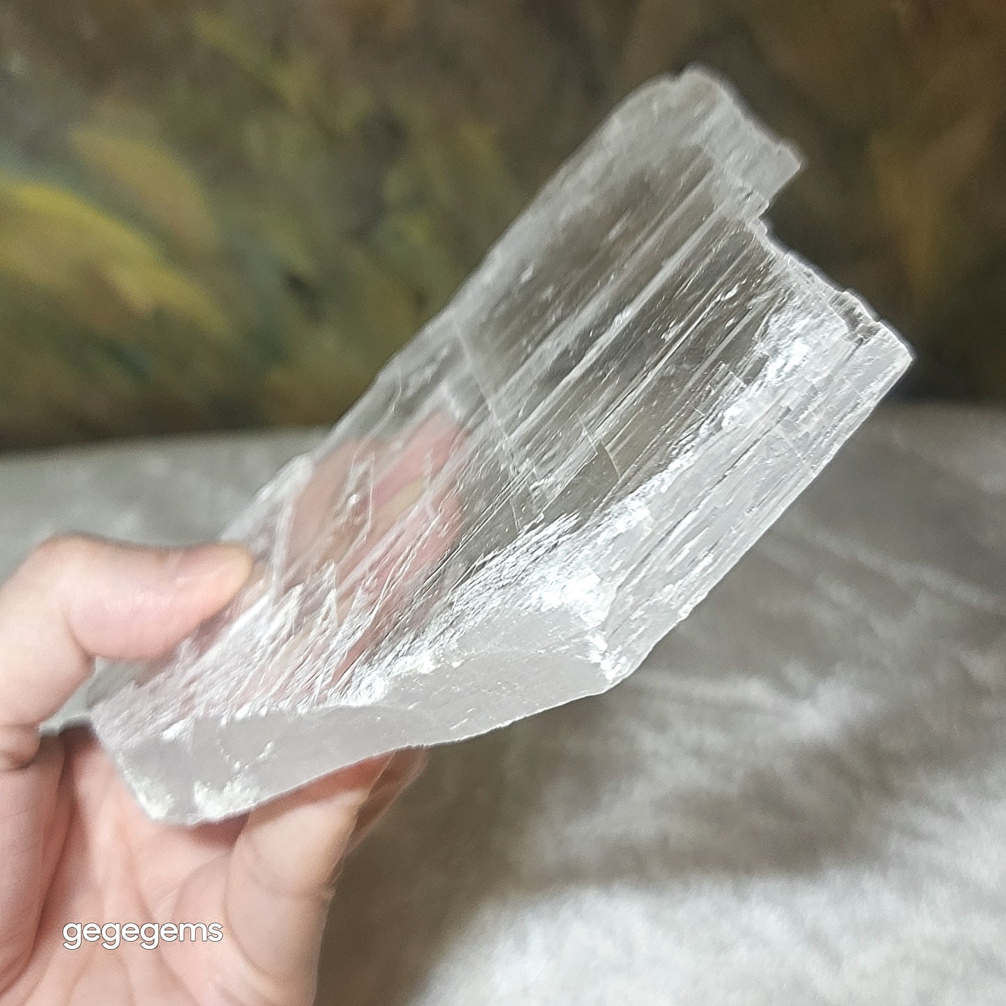 Gegegems premium 381 grams raw Selenite excellent transparency handheld decor display [Natural Crystal] 精品超透天然透石膏原石手把小摆件