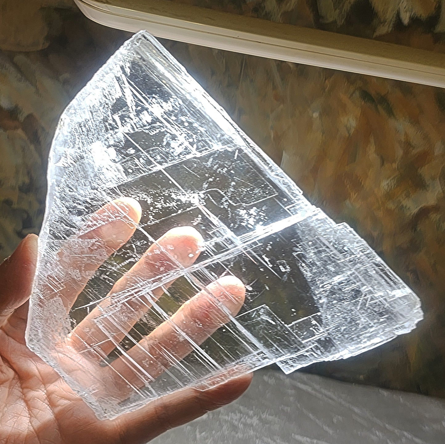 Gegegems premium 381 grams raw Selenite excellent transparency handheld decor display [Natural Crystal] 精品超透天然透石膏原石手把小摆件